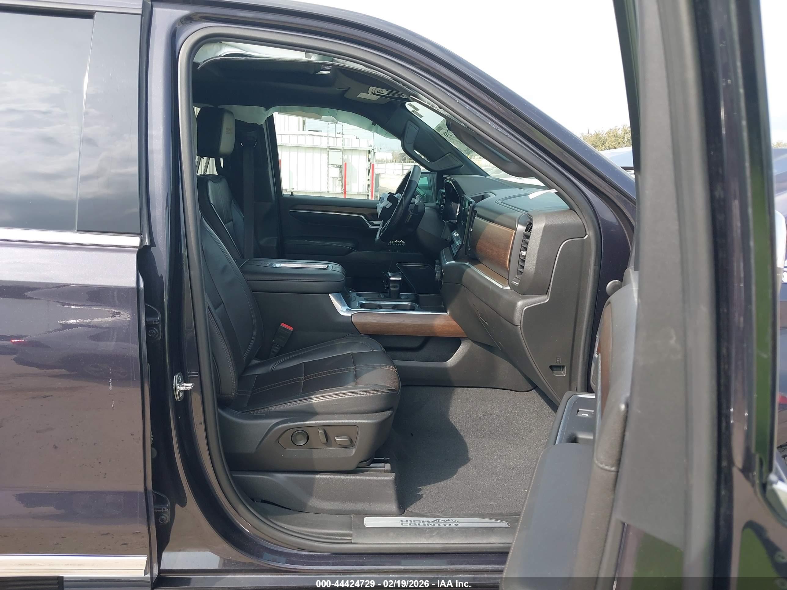 CHEVROLET SILVERADO image 5