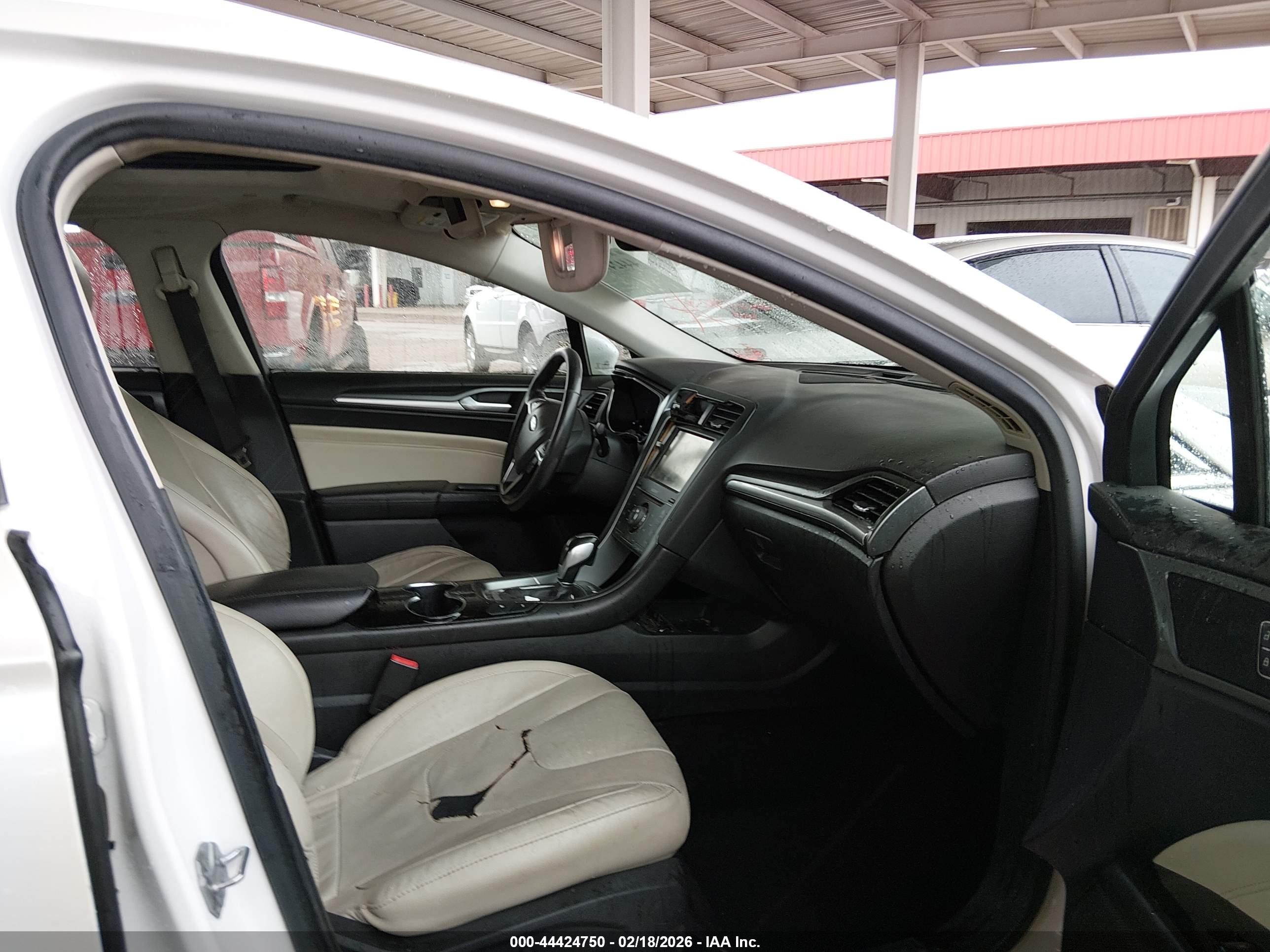 FORD FUSION image 5