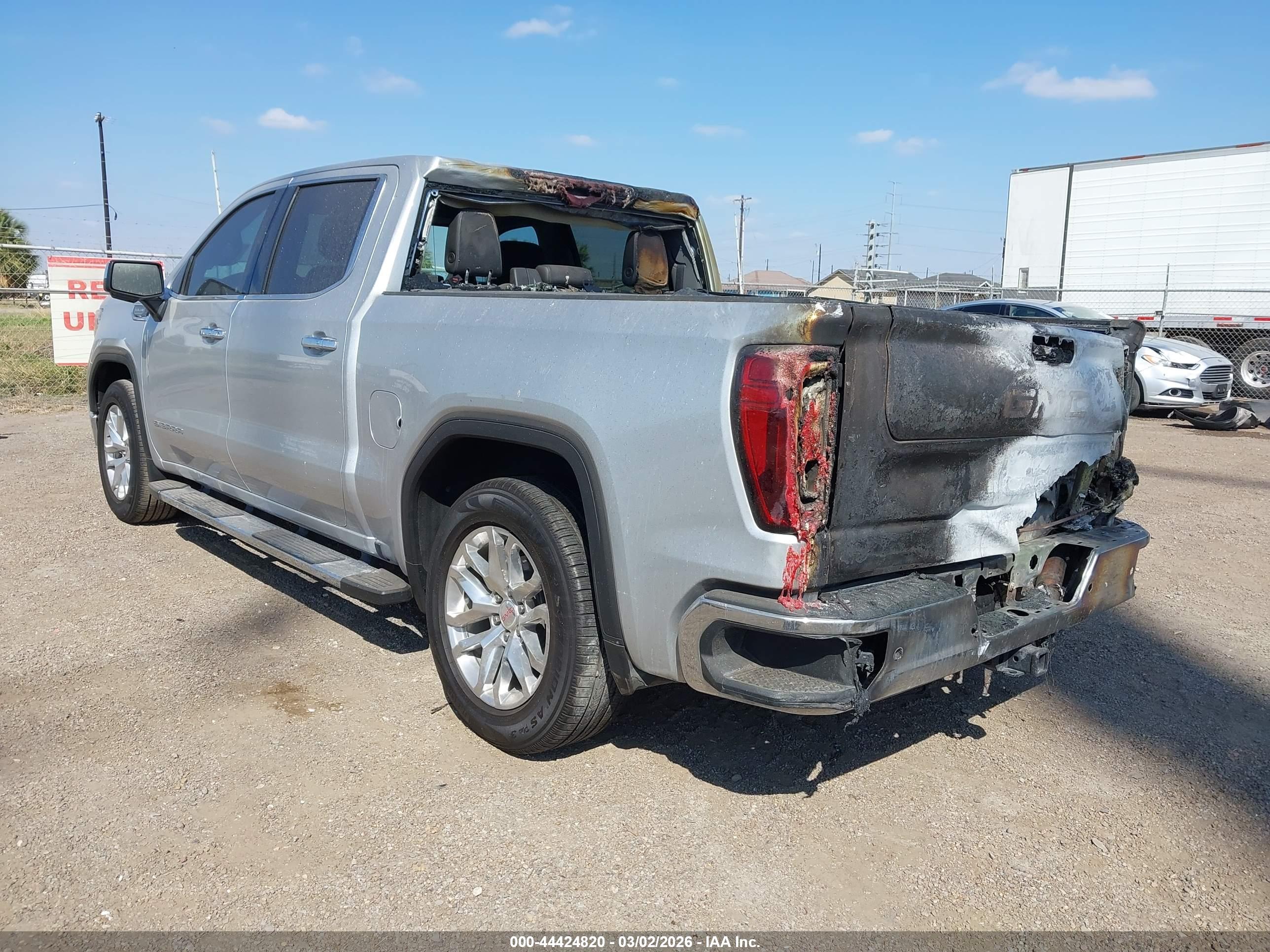 GMC SIERRA image 3