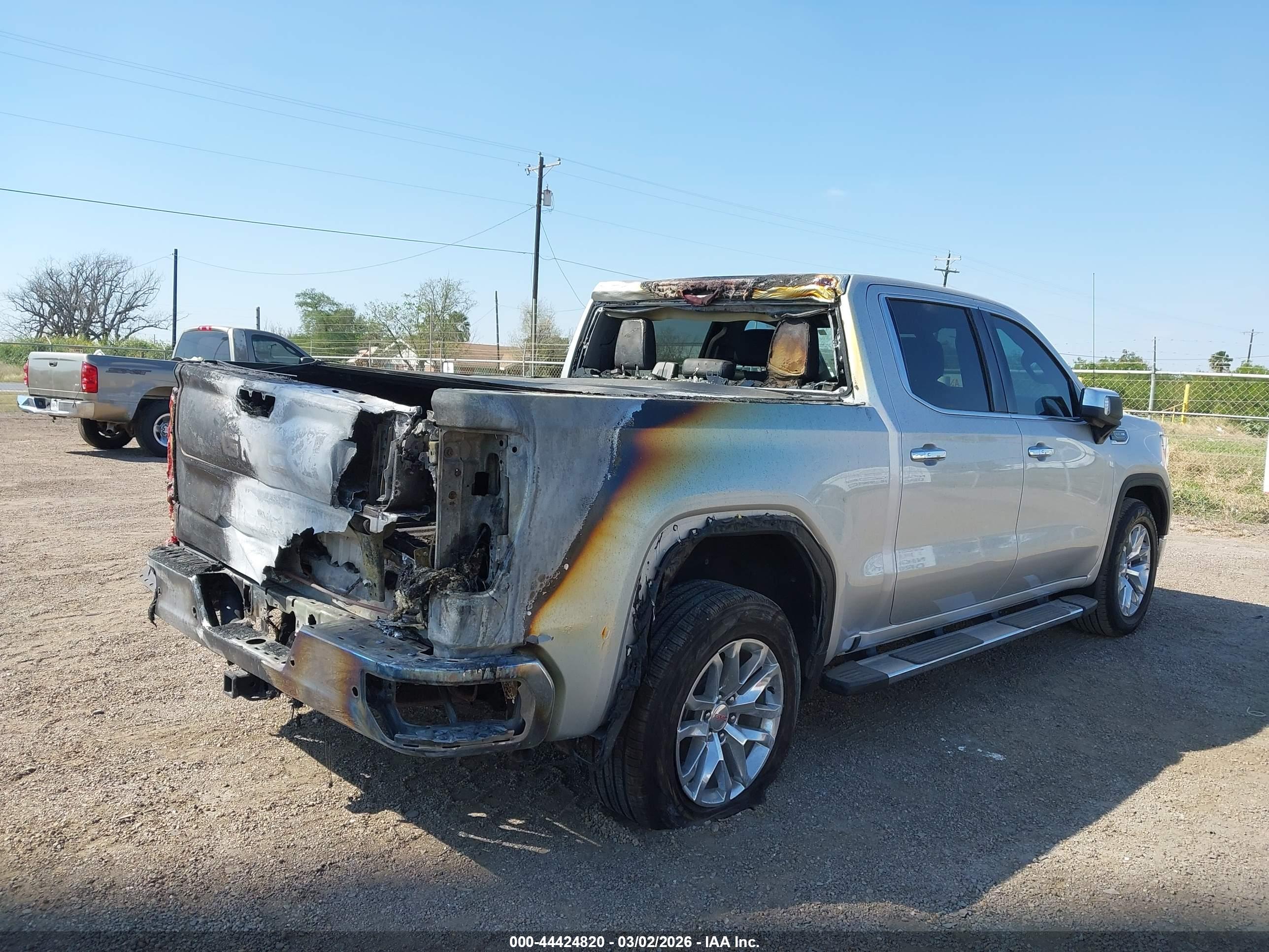 GMC SIERRA image 4