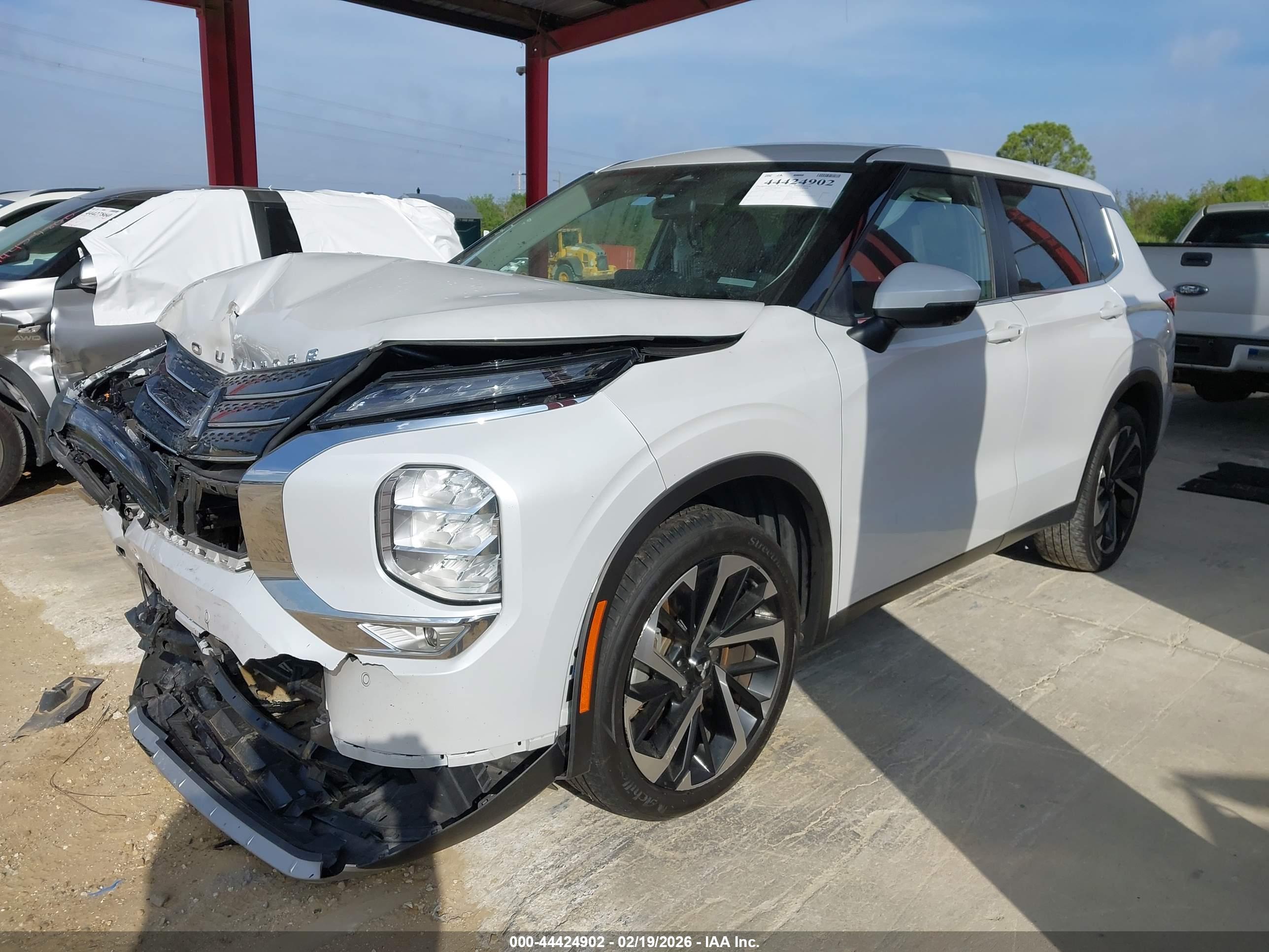MITSUBISHI OUTLANDER image 2