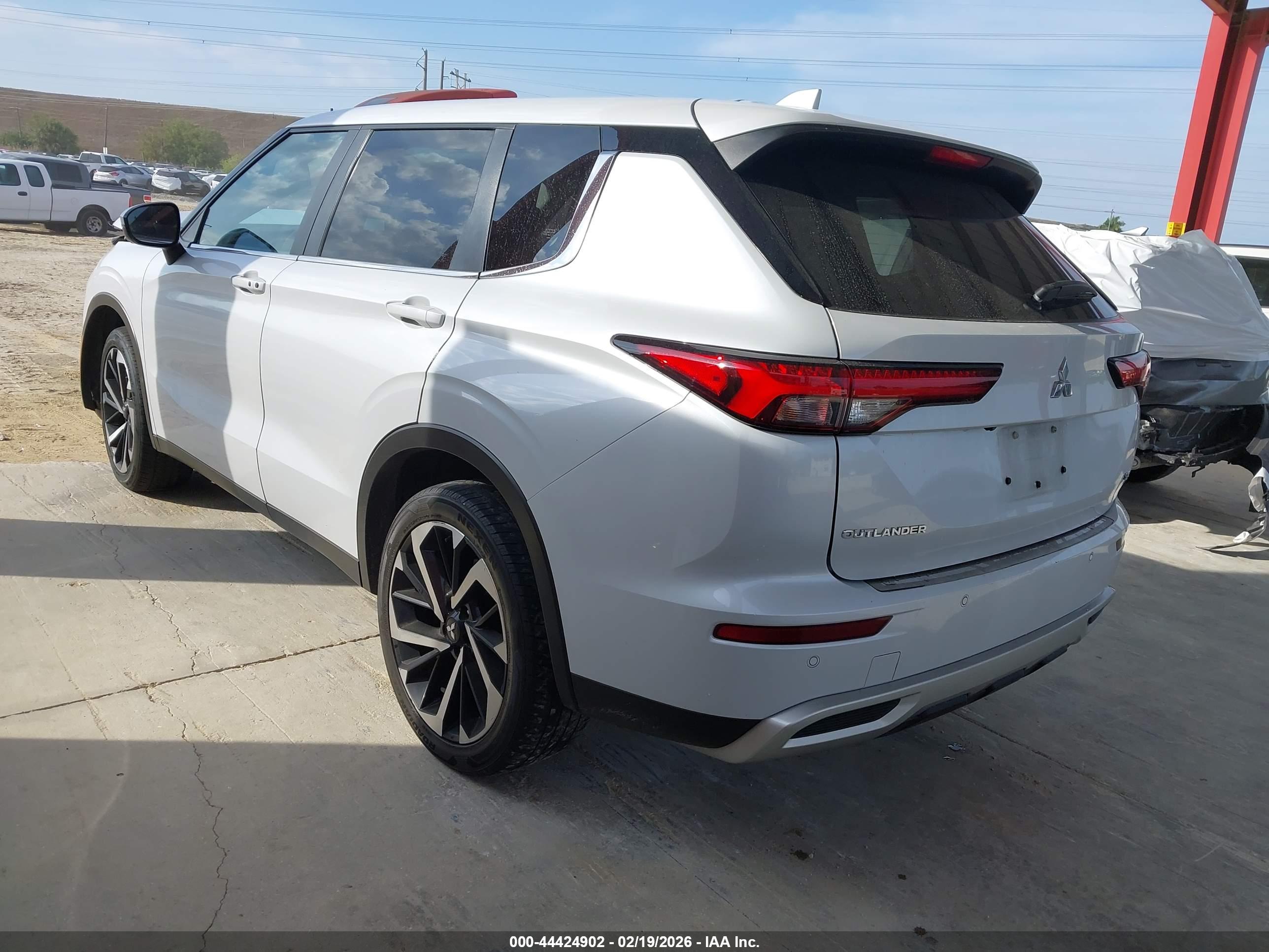 MITSUBISHI OUTLANDER image 3