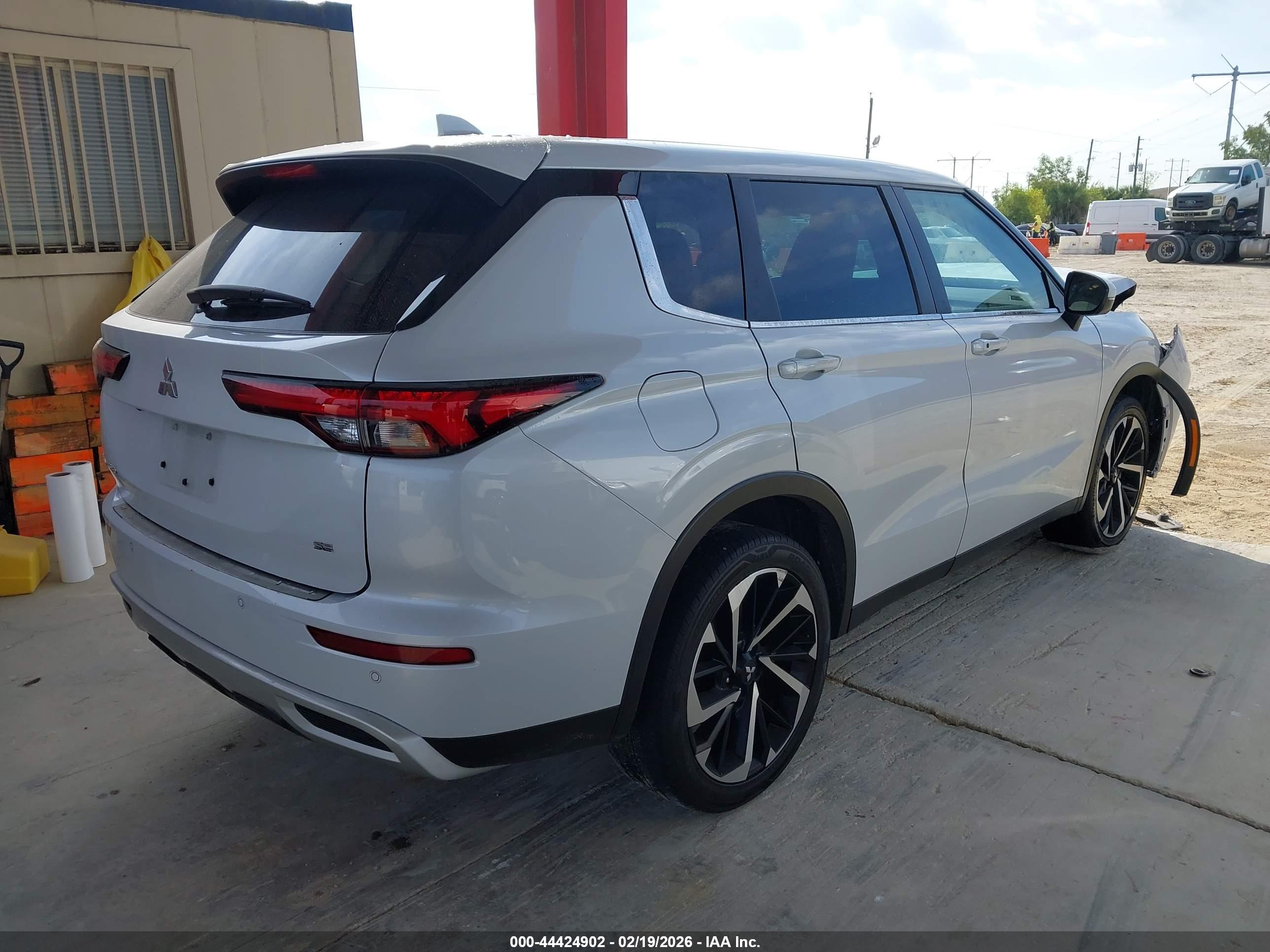 MITSUBISHI OUTLANDER image 4