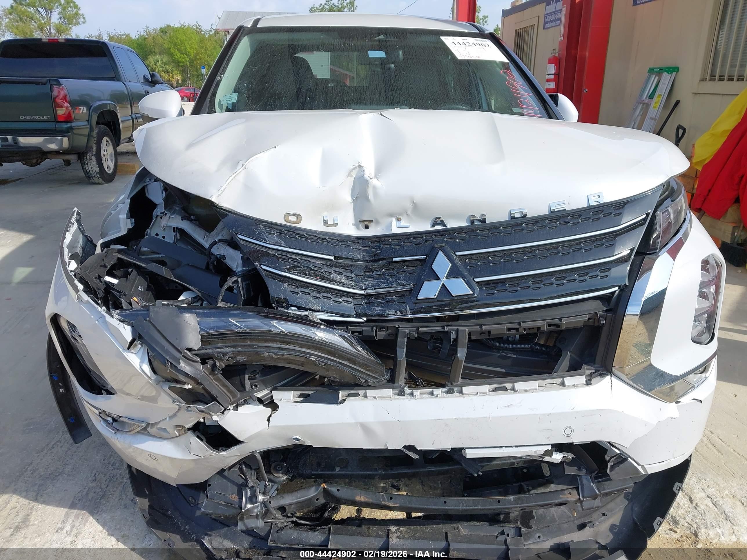 MITSUBISHI OUTLANDER image 6