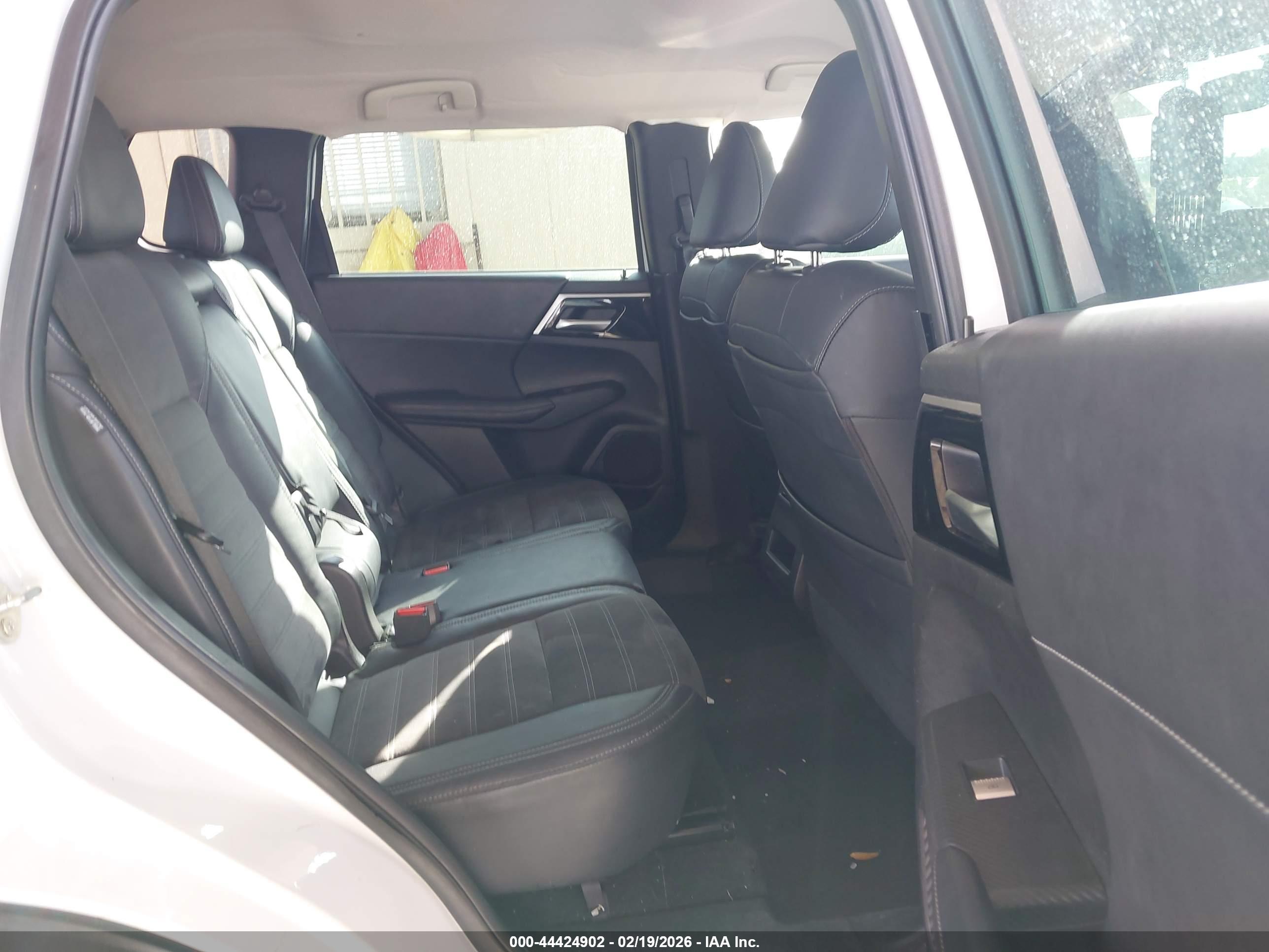MITSUBISHI OUTLANDER image 8