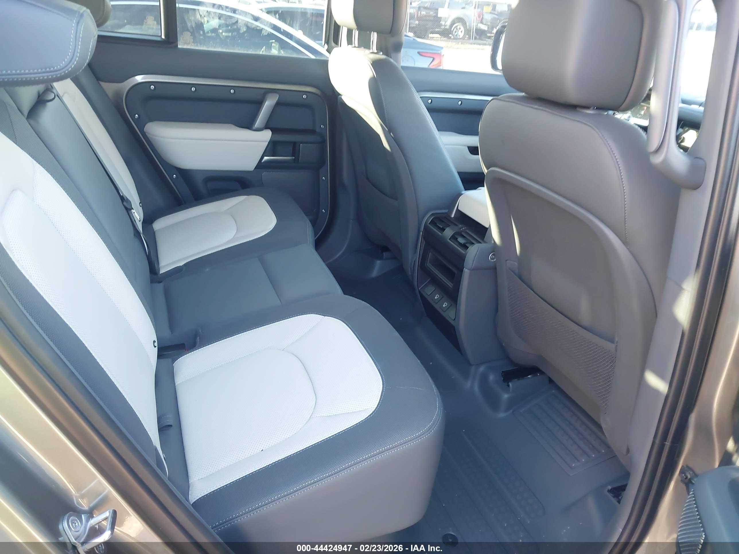 LAND ROVER image 8