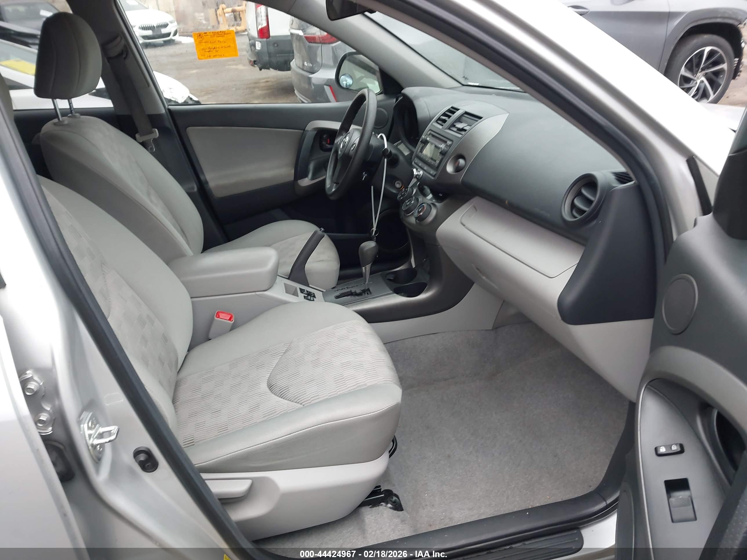 TOYOTA RAV4 image 5