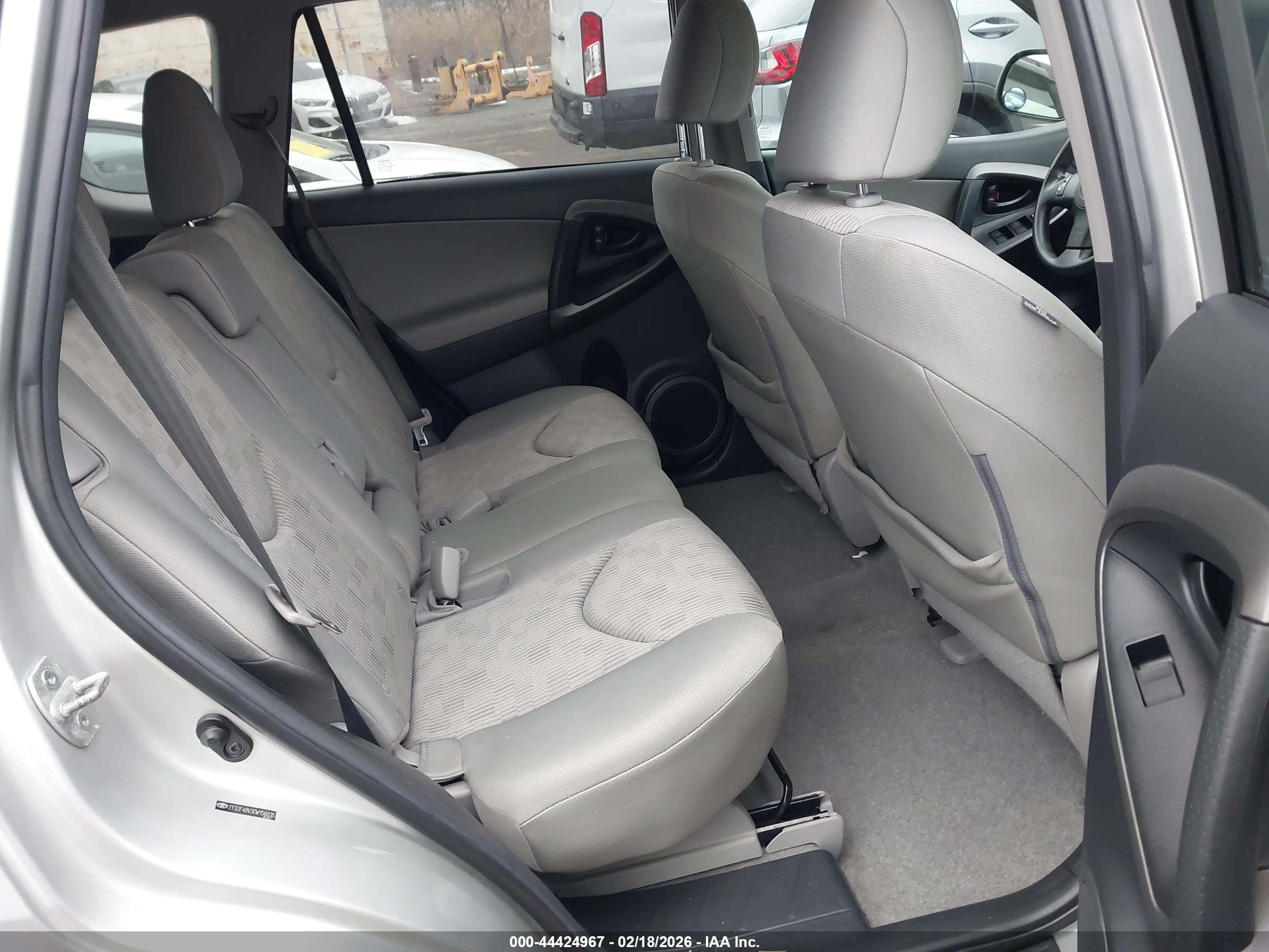 TOYOTA RAV4 image 8