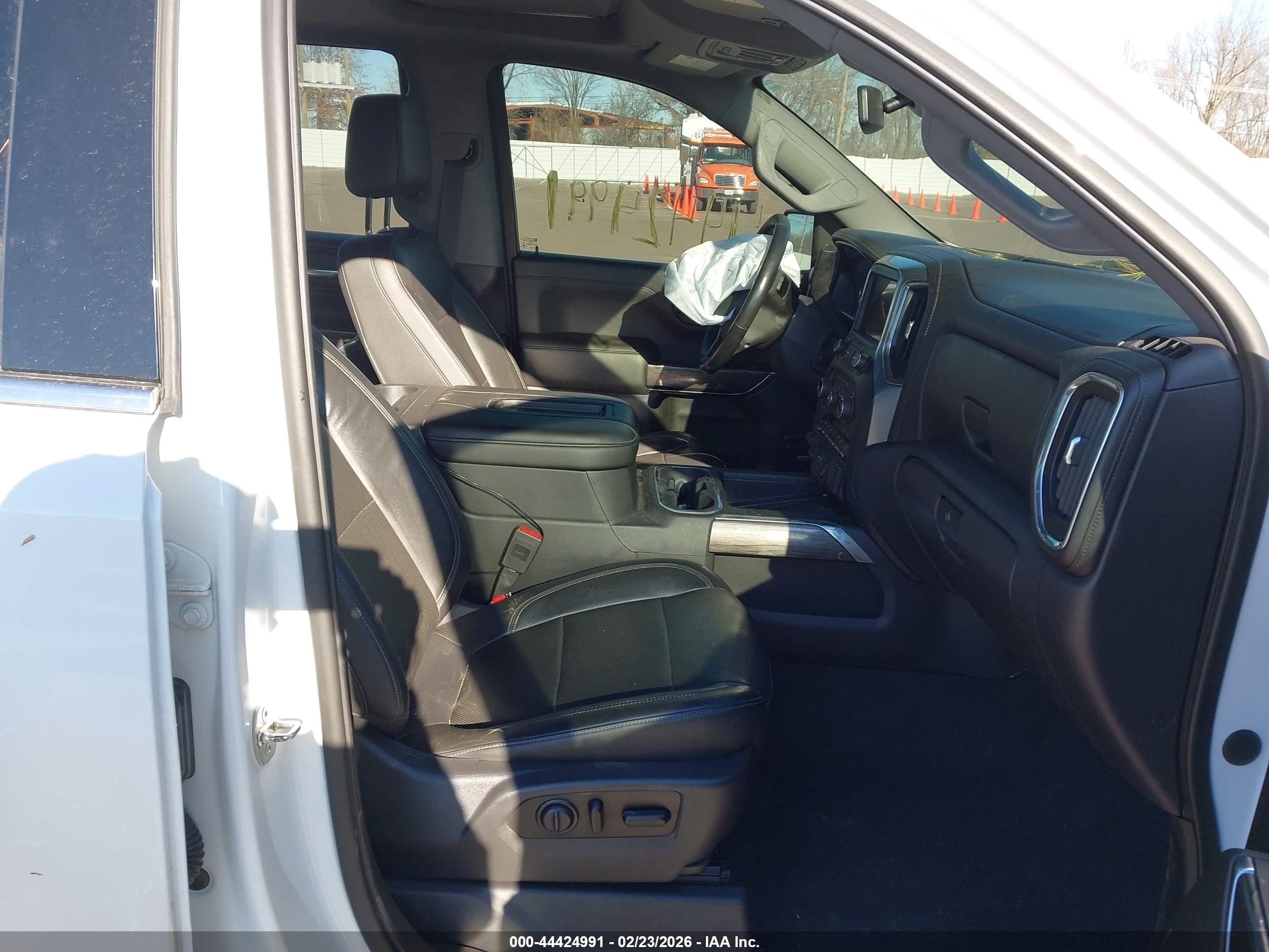 CHEVROLET SILVERADO image 5