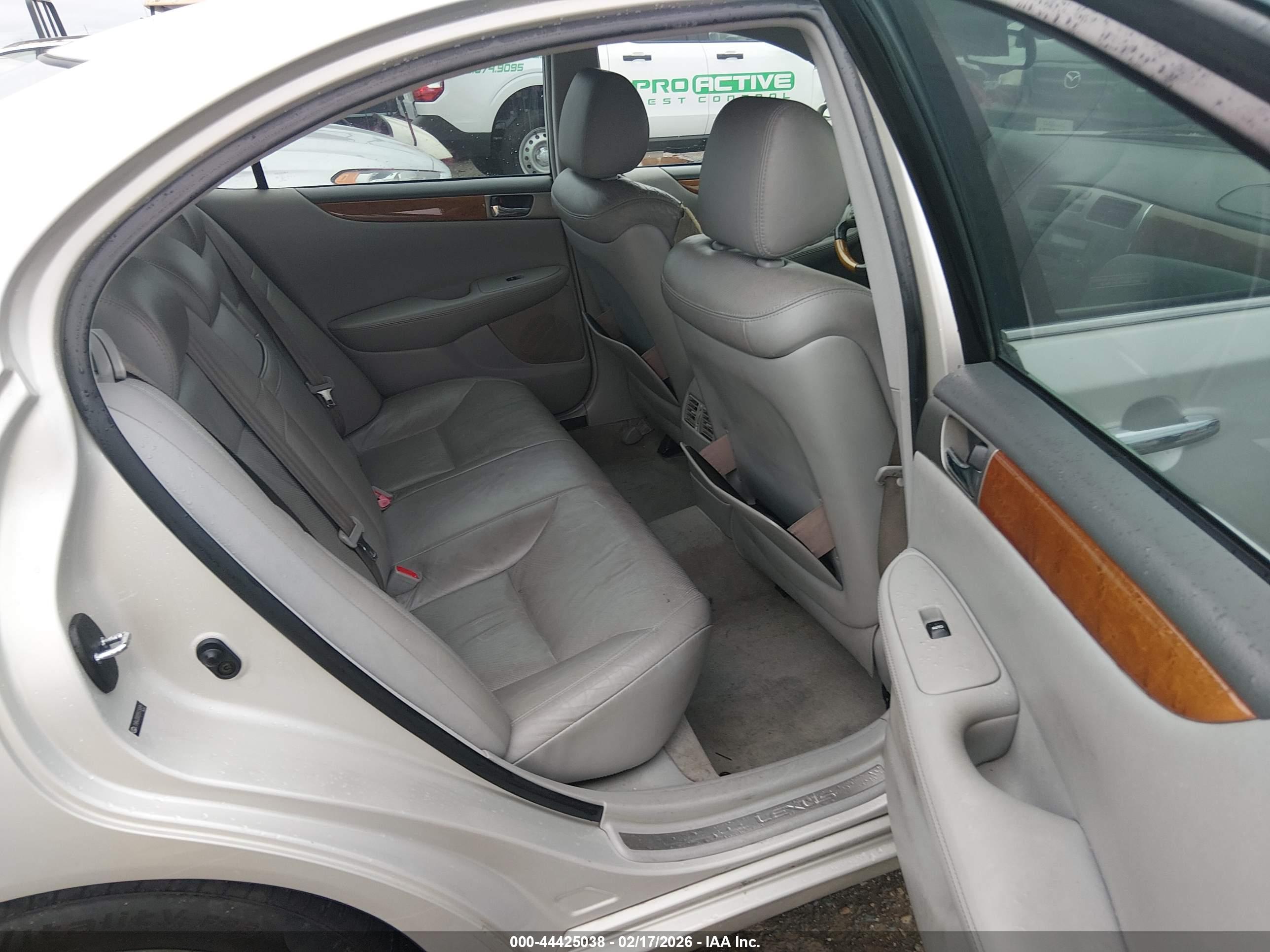 LEXUS ES image 8