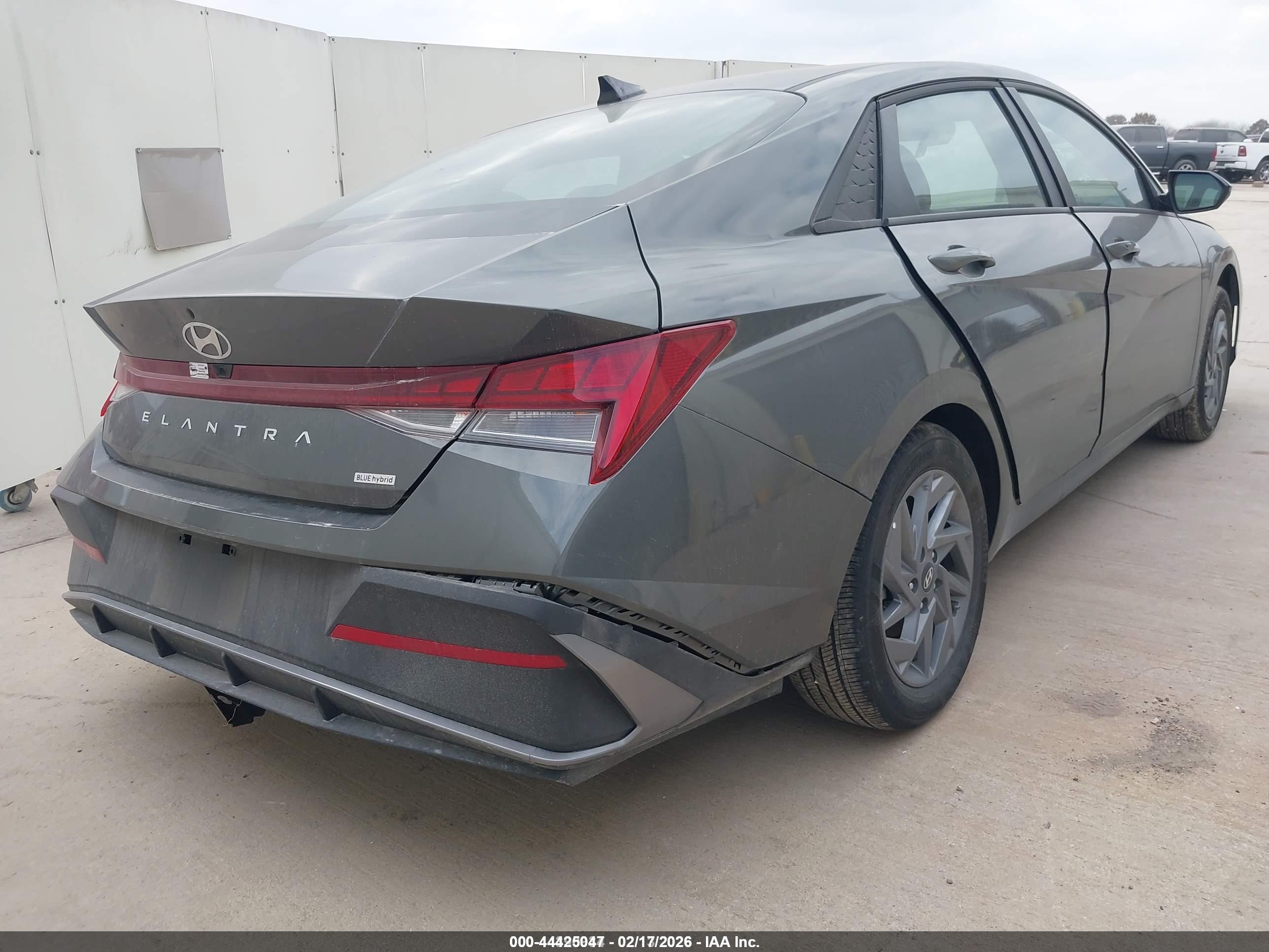 HYUNDAI ELANTRA image 4