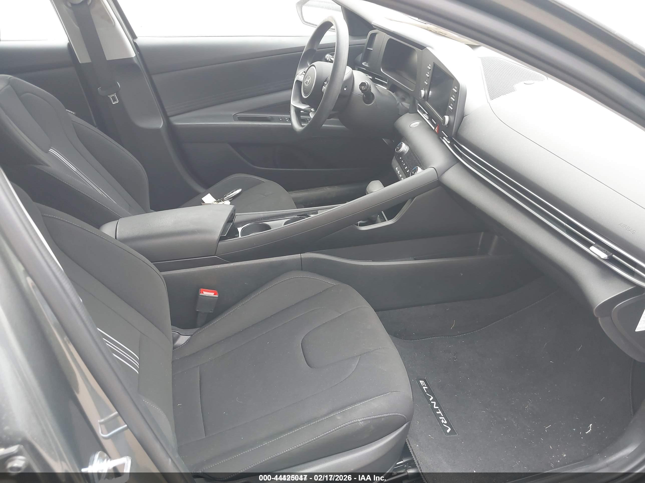HYUNDAI ELANTRA image 5