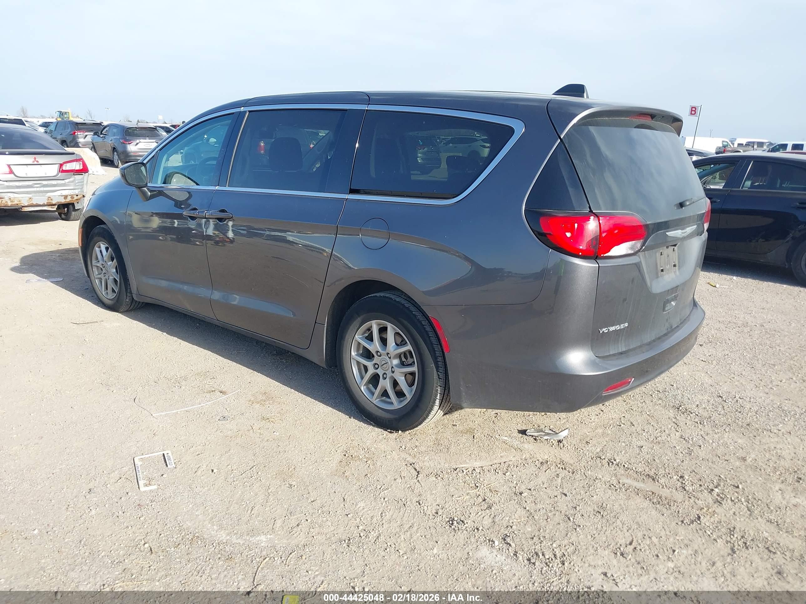 CHRYSLER VOYAGER image 3