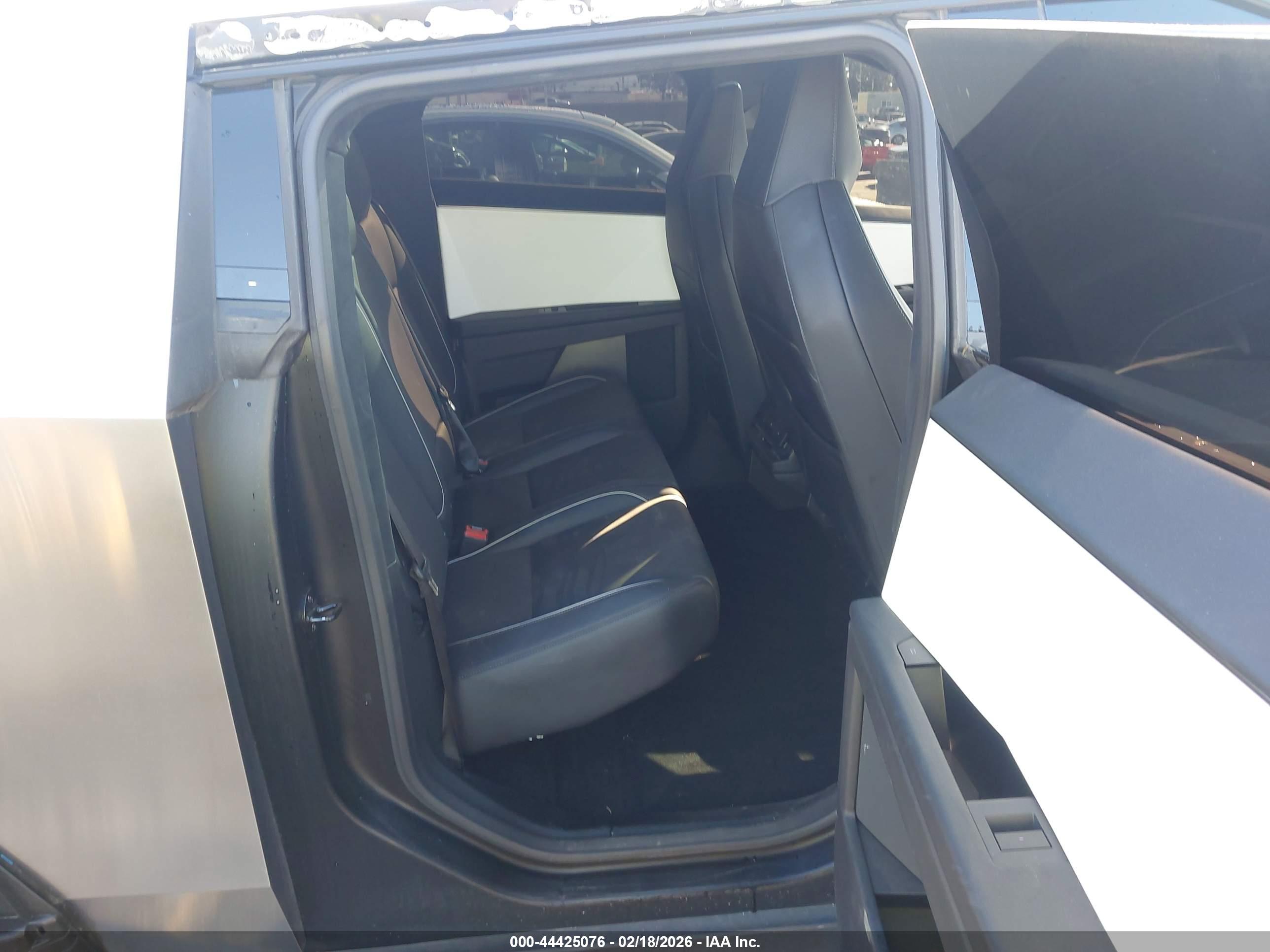 TESLA CYBERTRUCK image 8