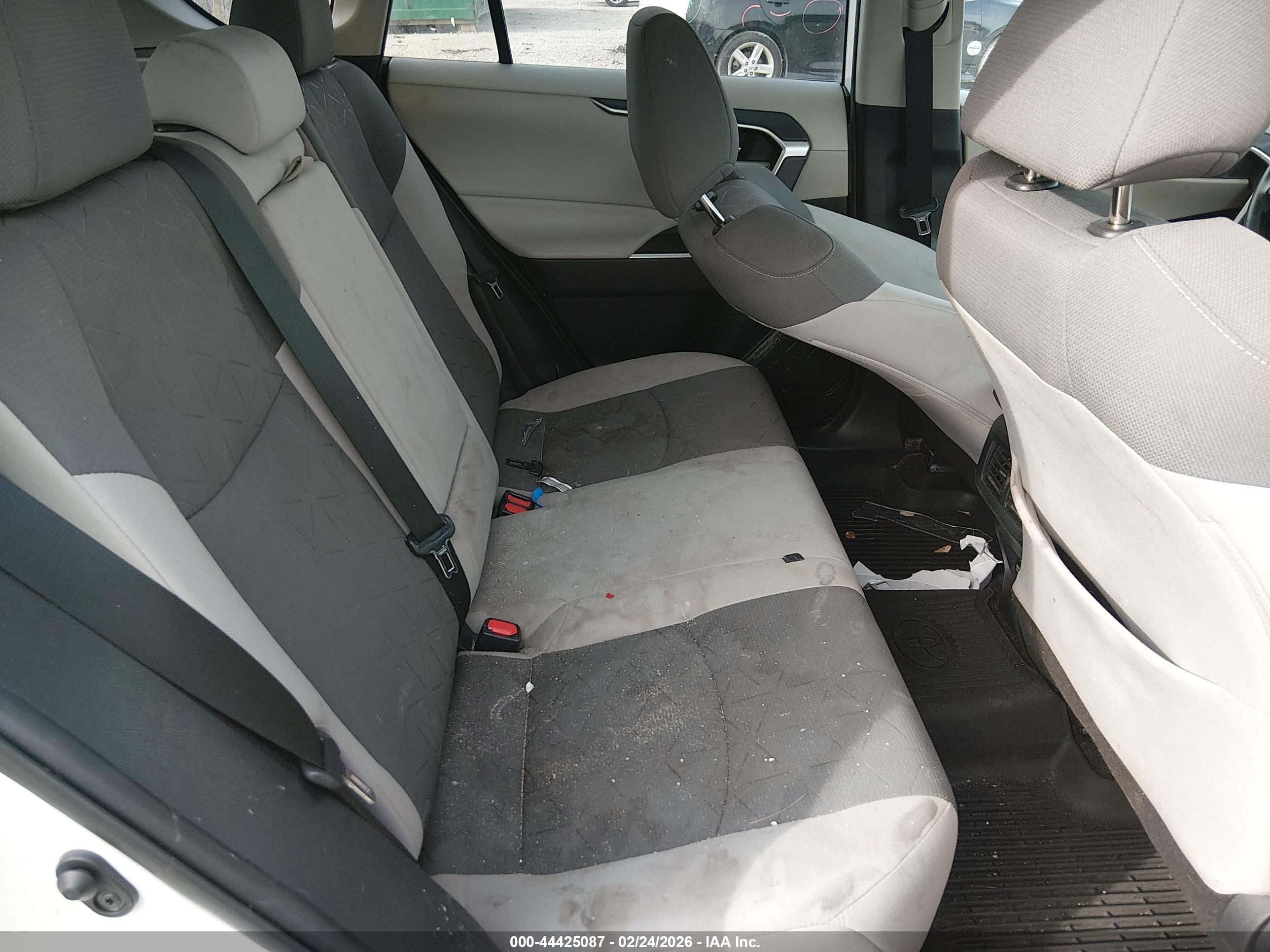 TOYOTA RAV4 image 8