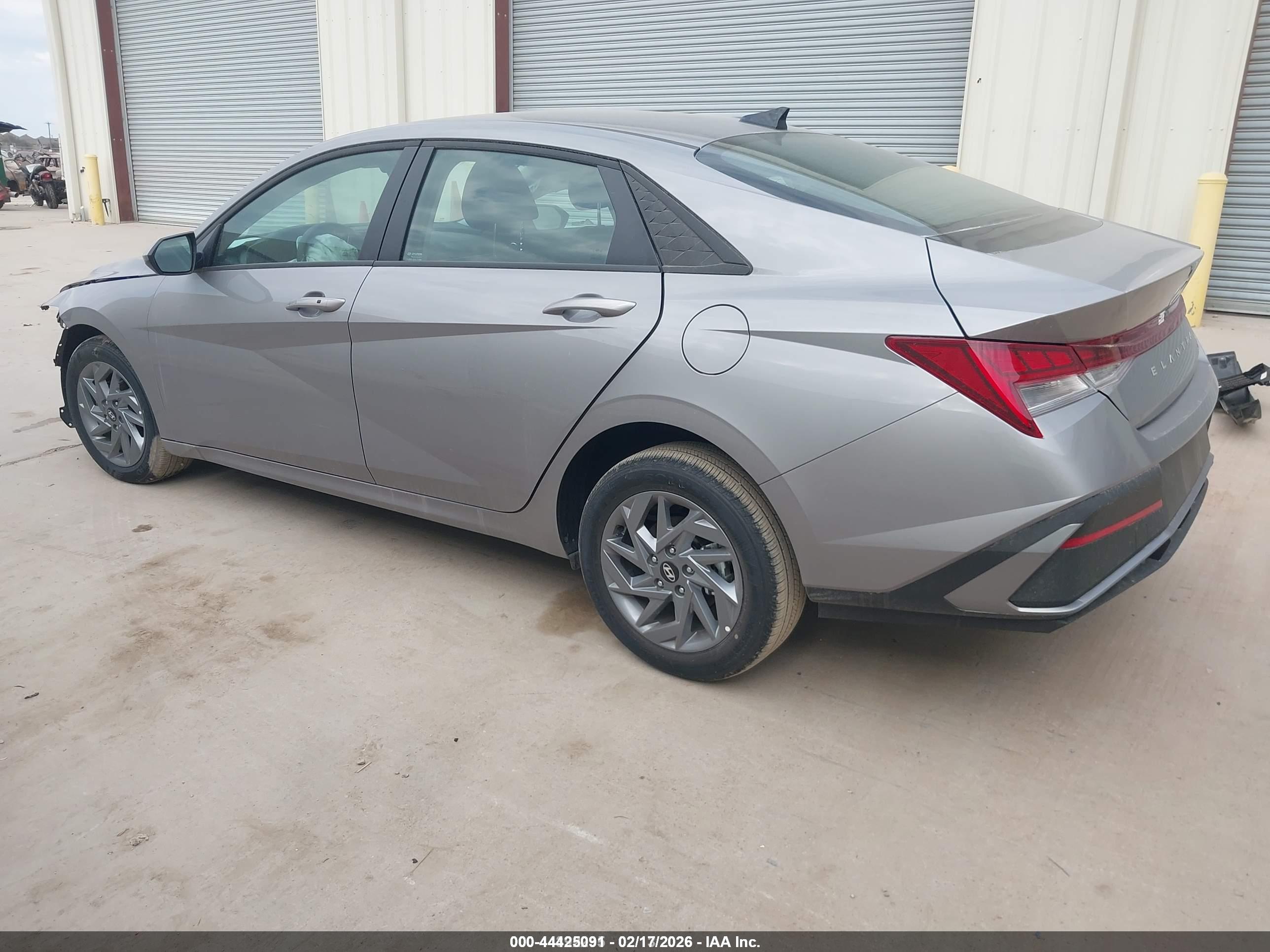 HYUNDAI ELANTRA image 3