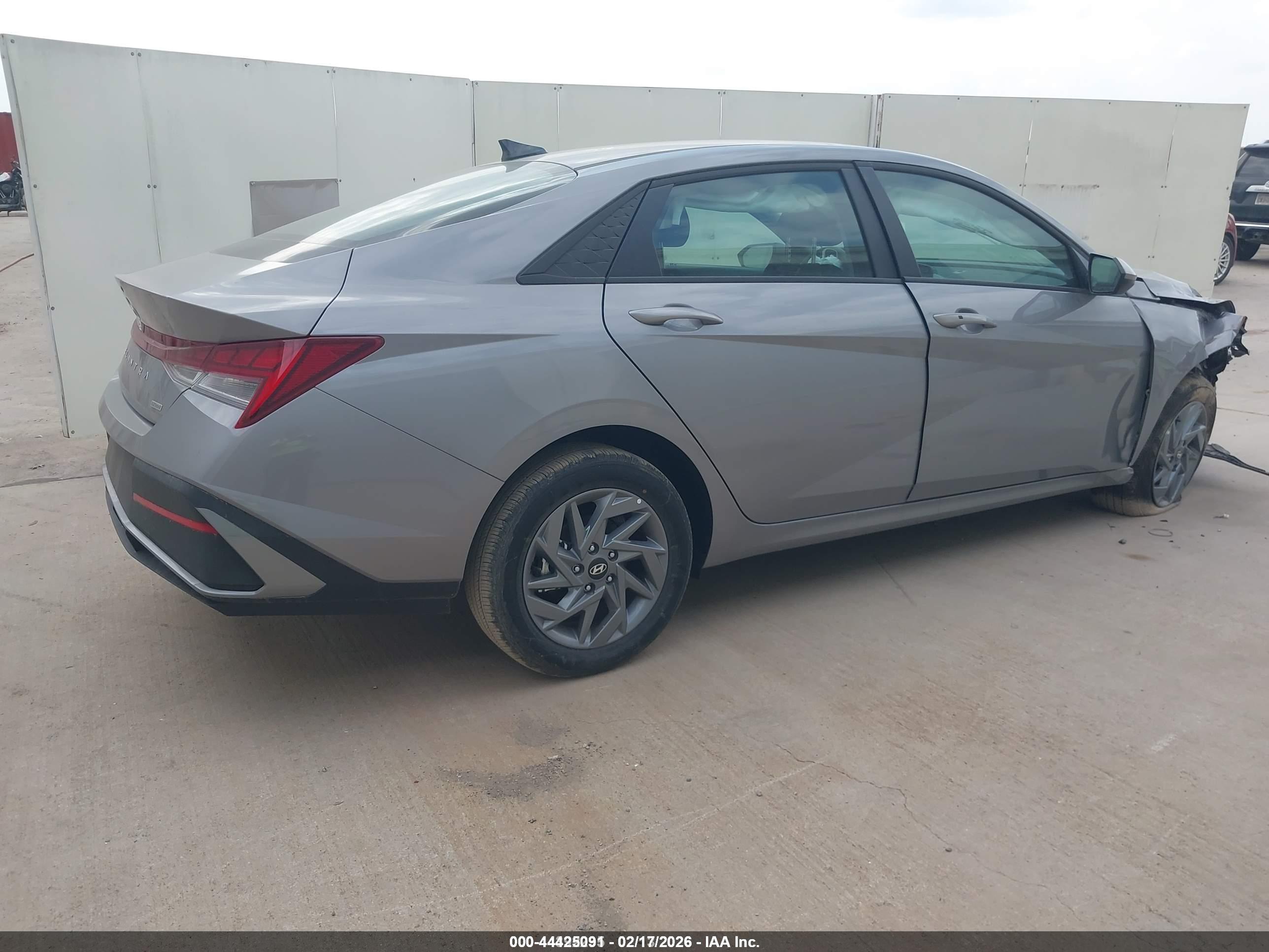 HYUNDAI ELANTRA image 4