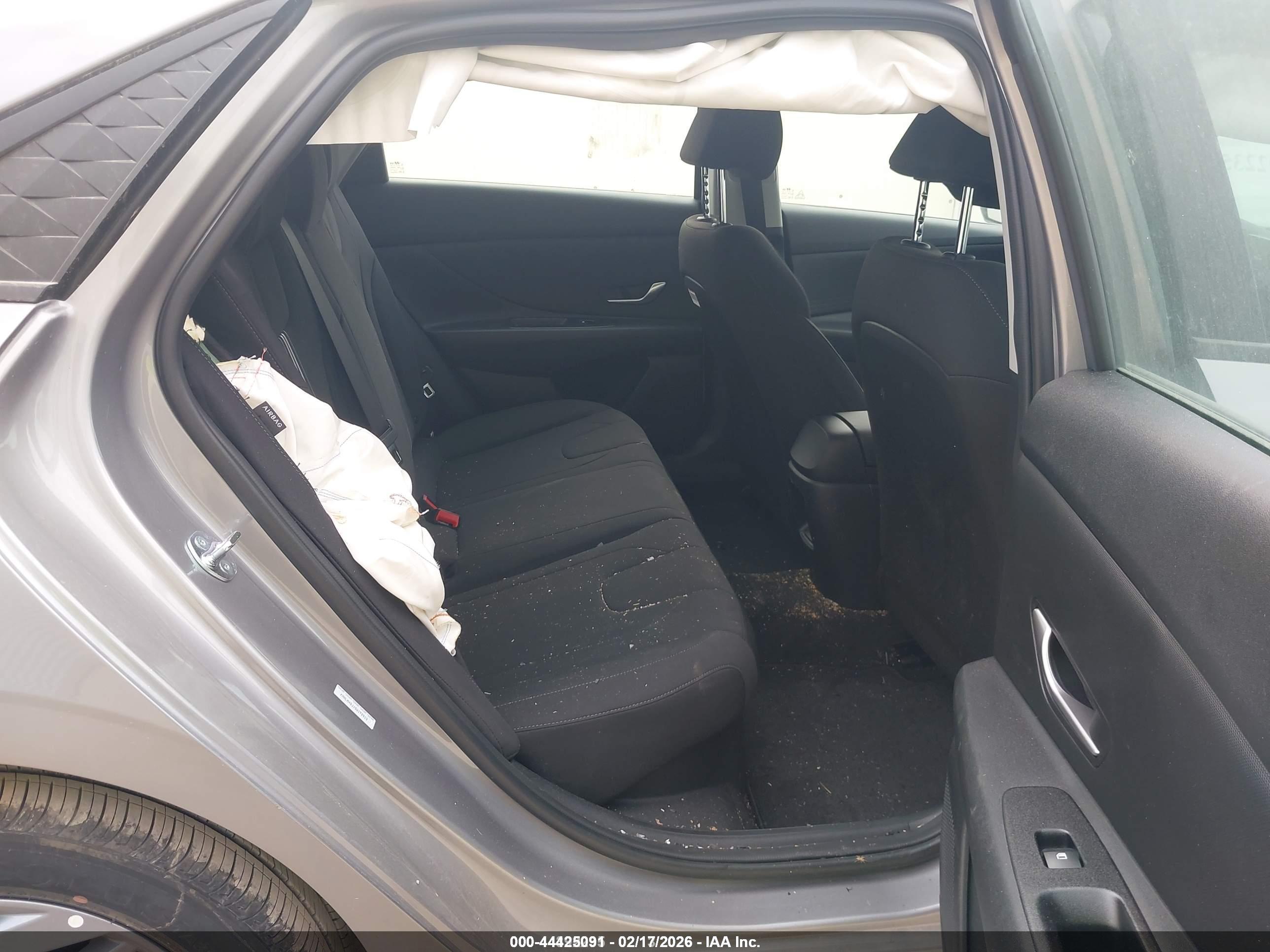 HYUNDAI ELANTRA image 8