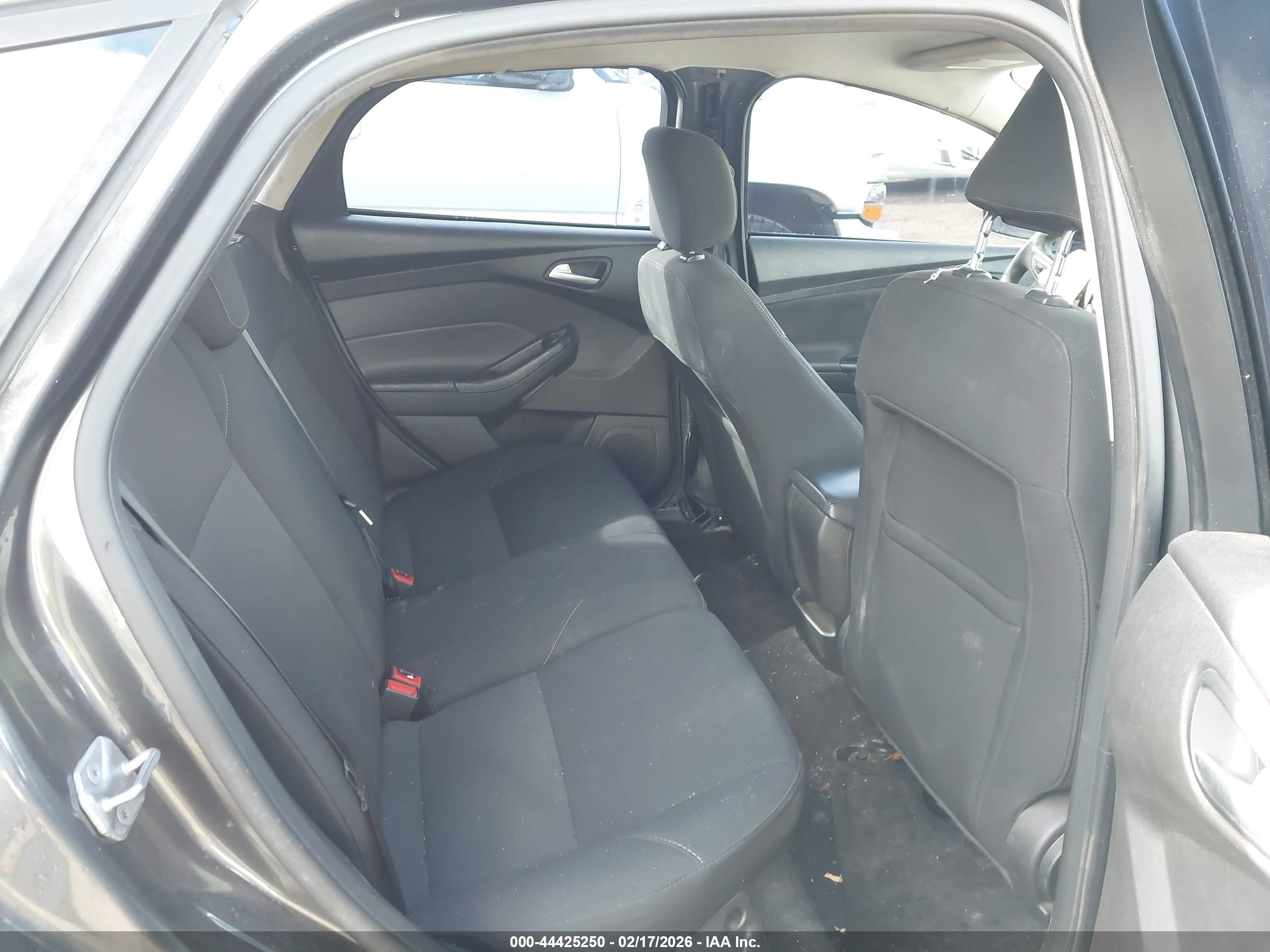 FORD FOCUS image 8