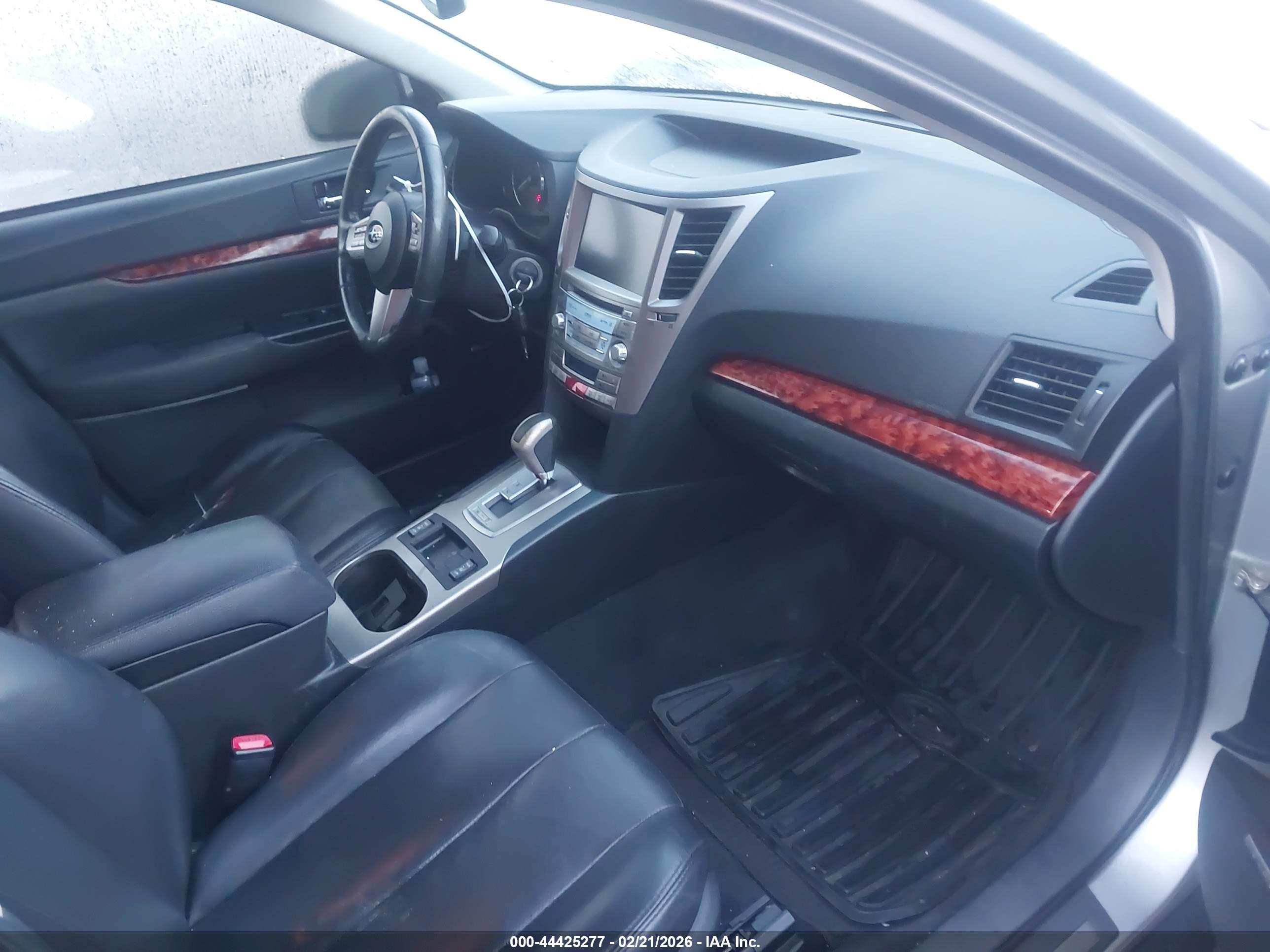 SUBARU OUTBACK image 5