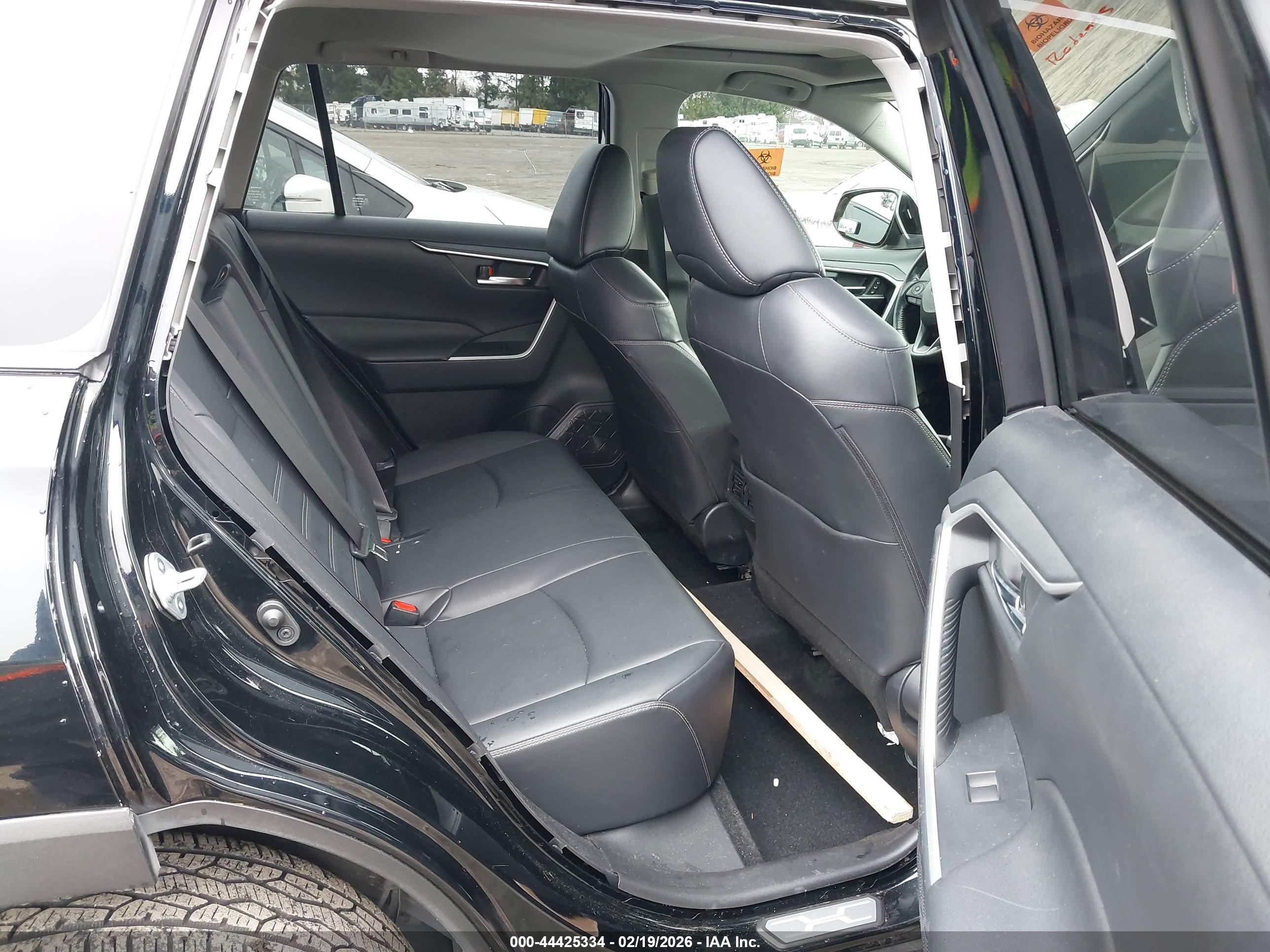 TOYOTA RAV4 image 8