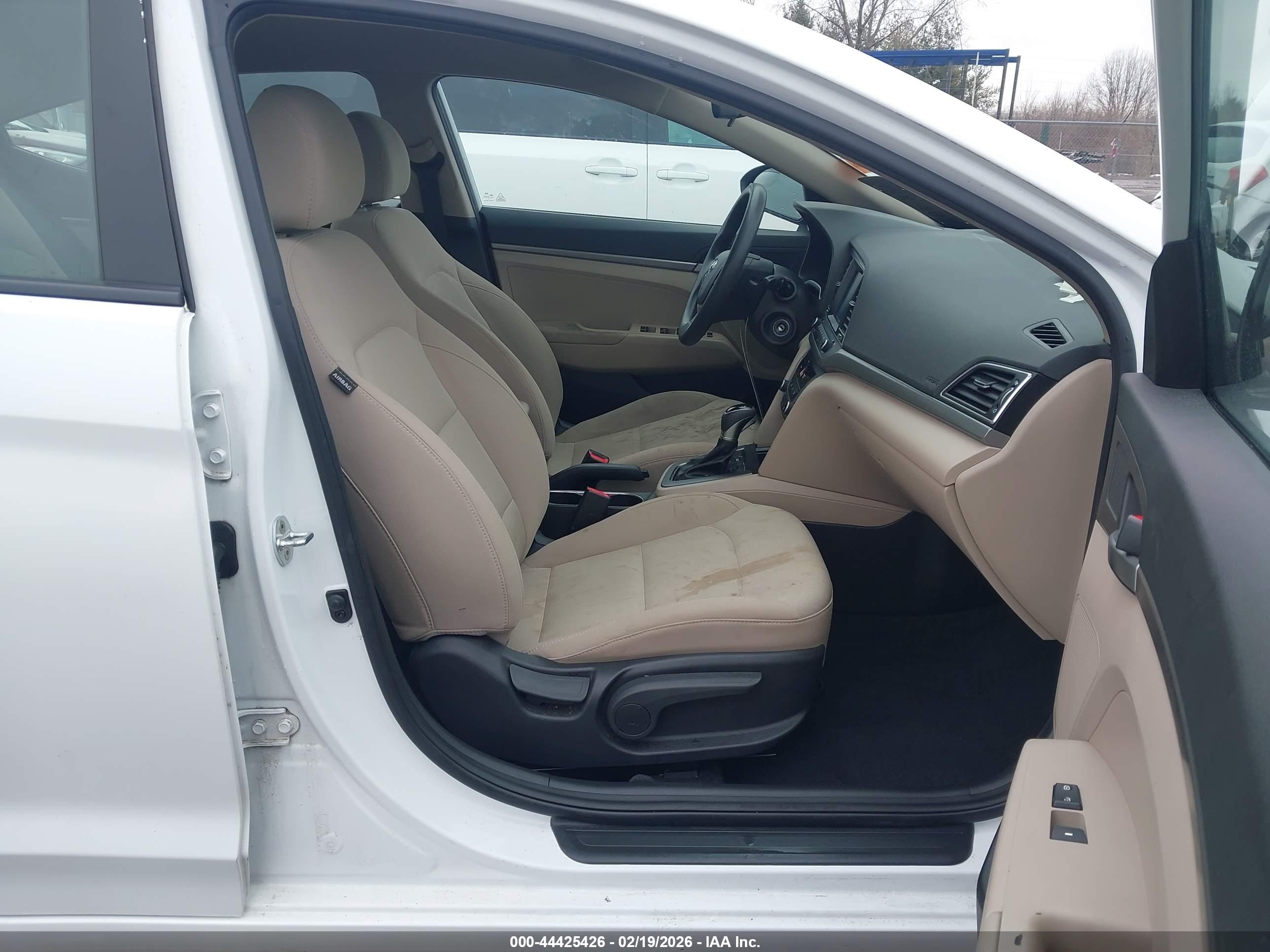 HYUNDAI ELANTRA image 5