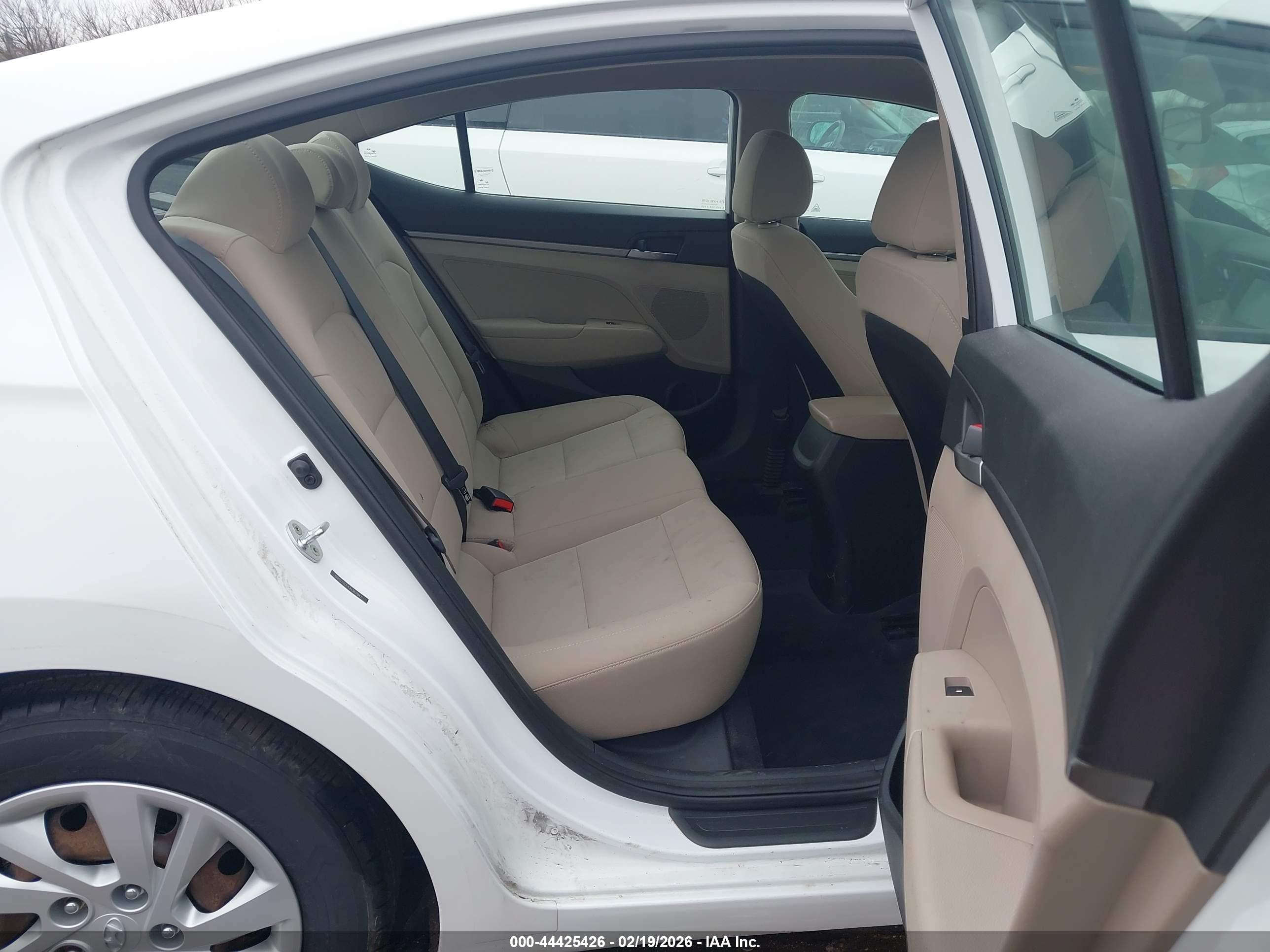 HYUNDAI ELANTRA image 8