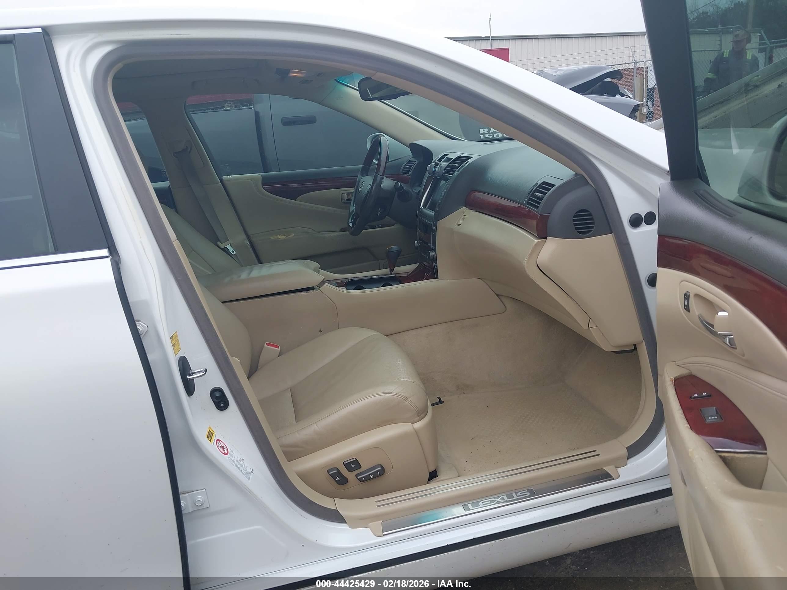 LEXUS LS image 5