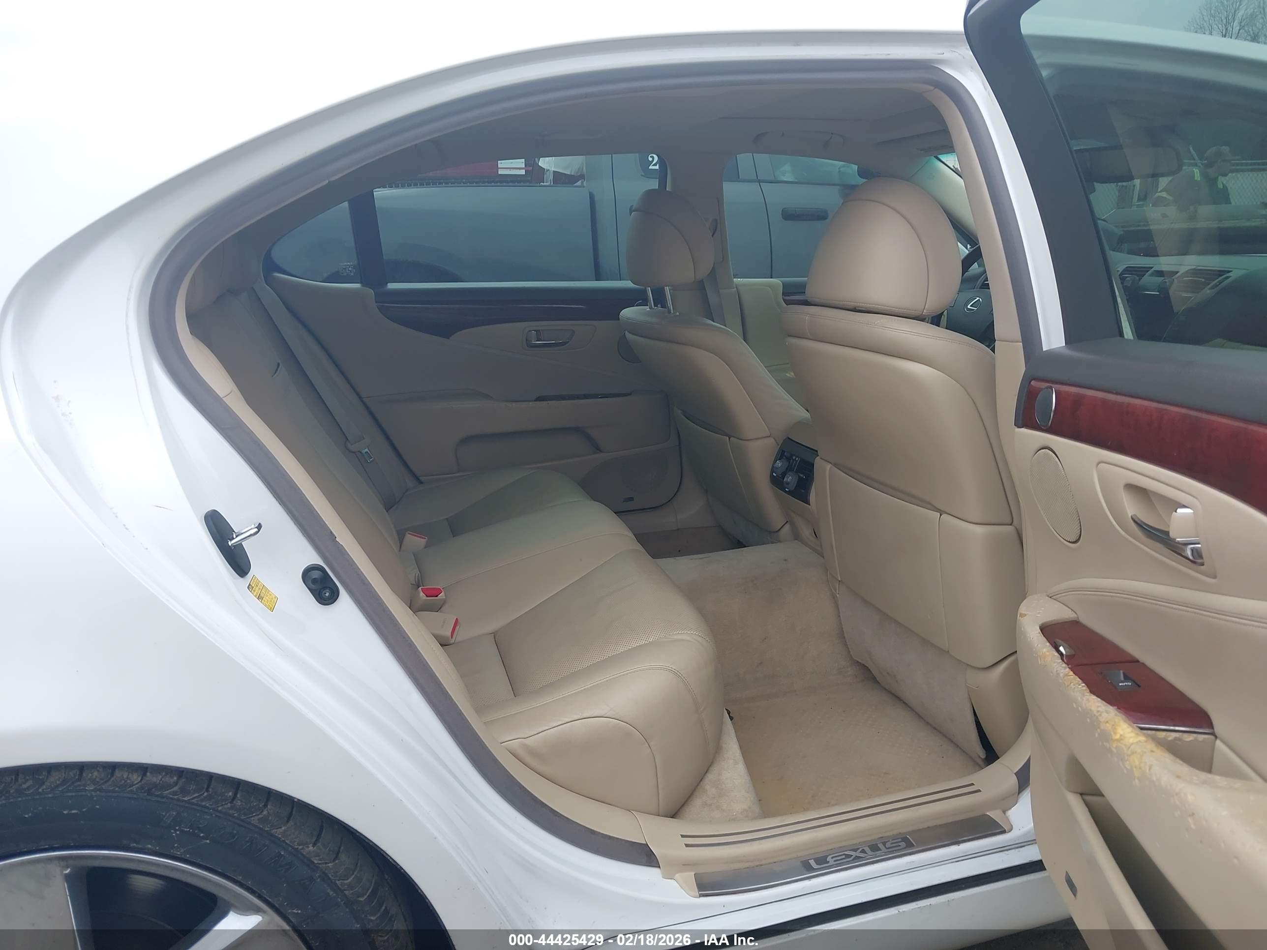 LEXUS LS image 8