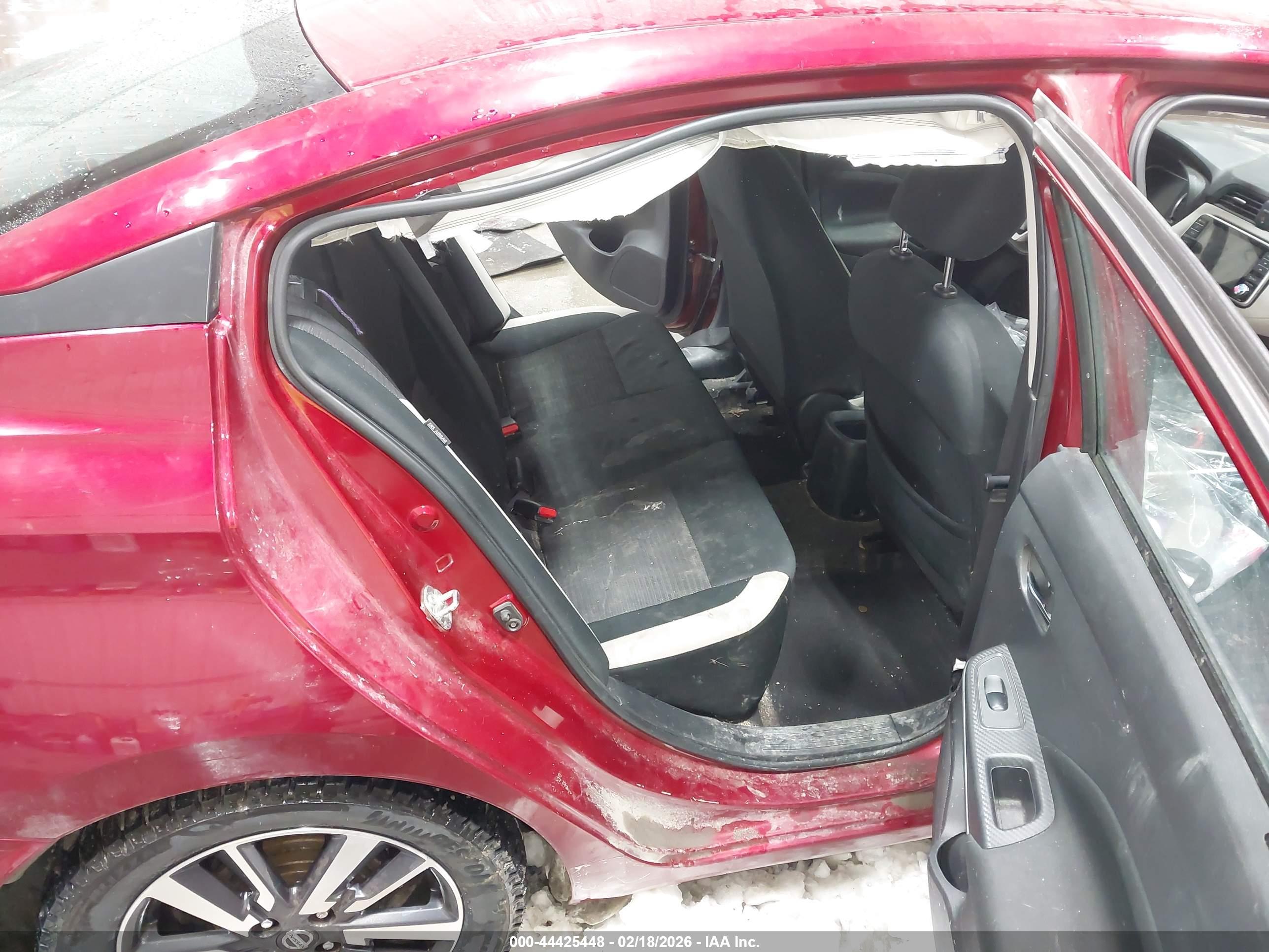 NISSAN VERSA image 8