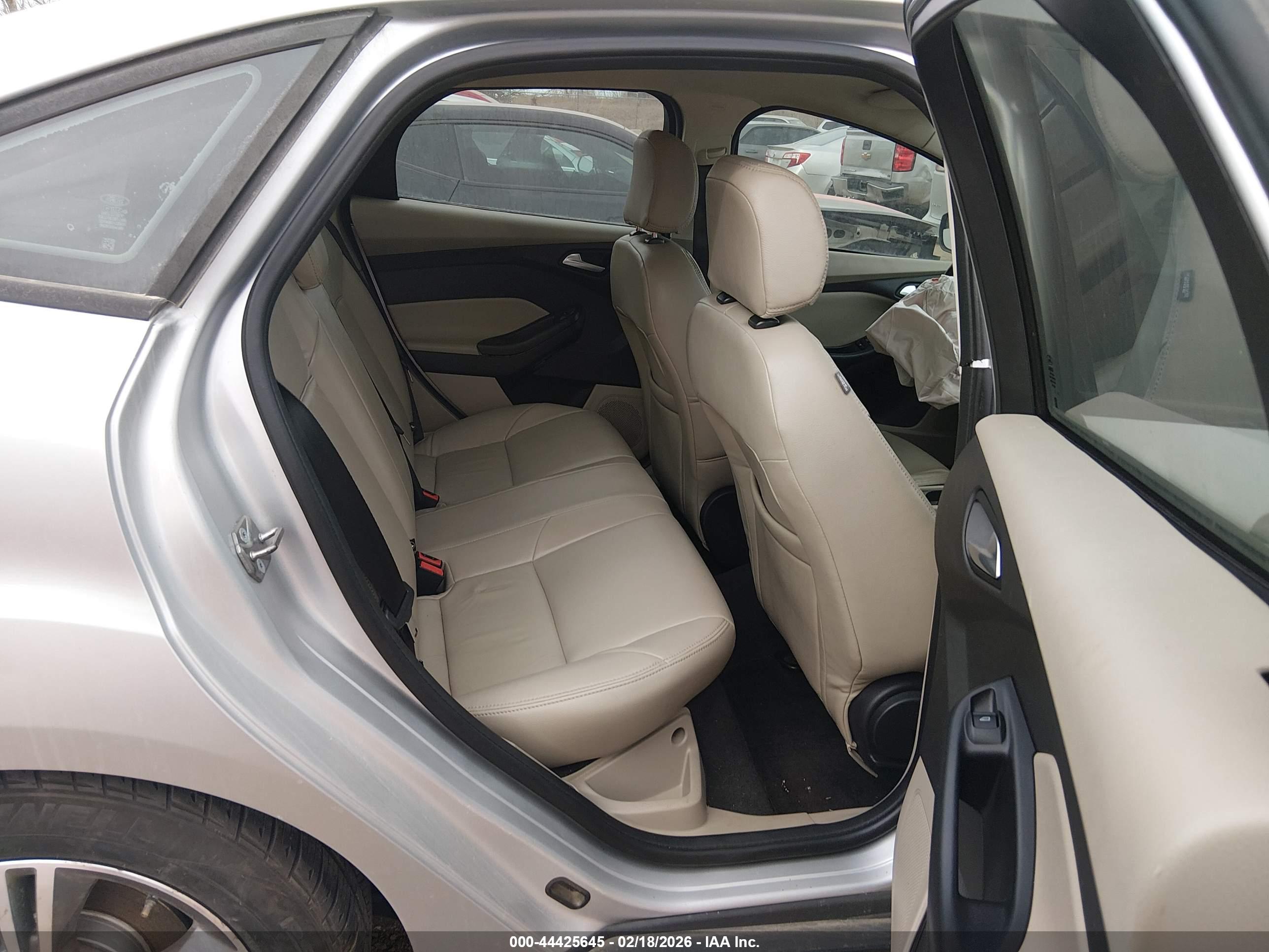FORD FOCUS image 8