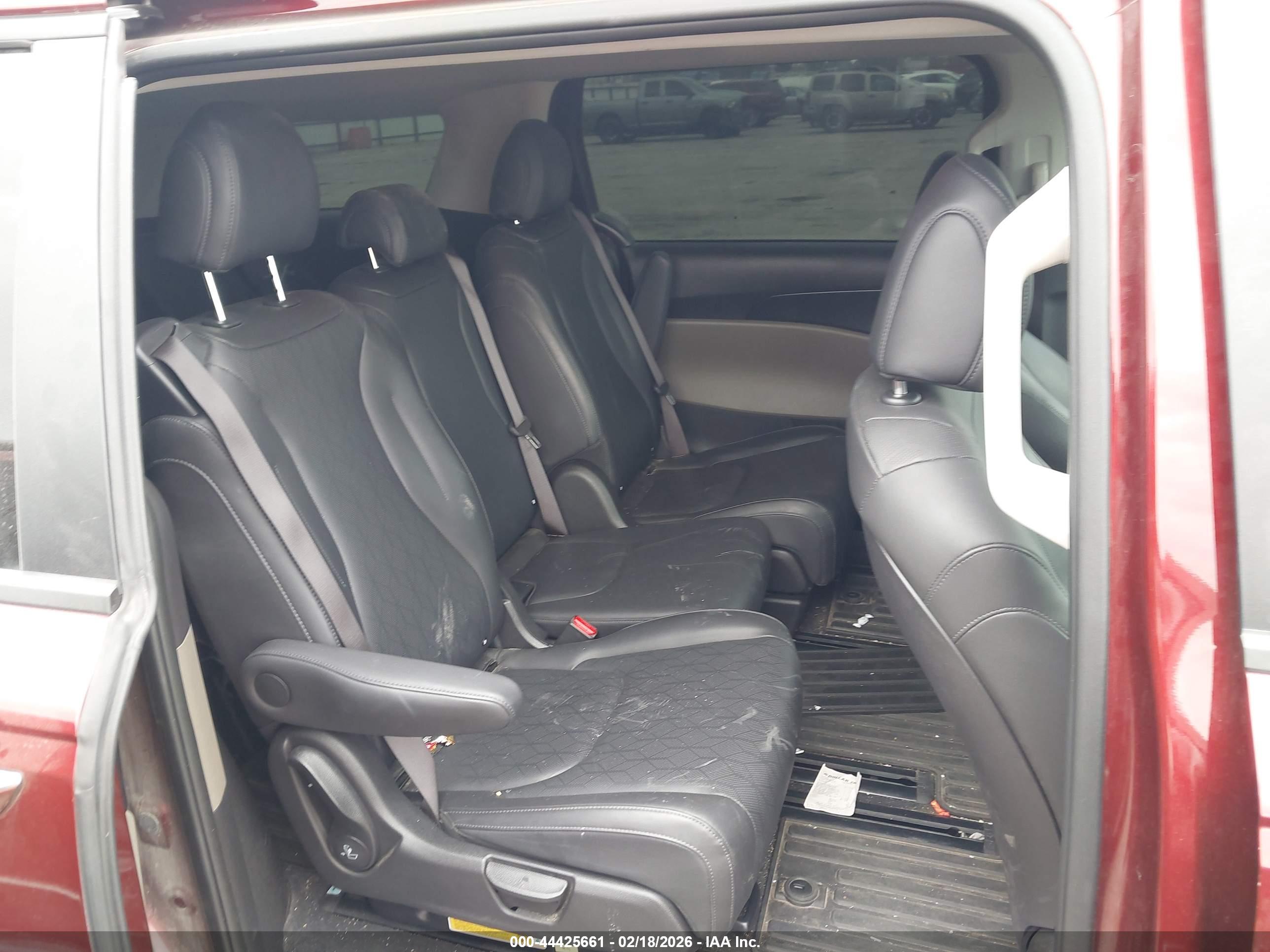 KIA CARNIVAL image 8
