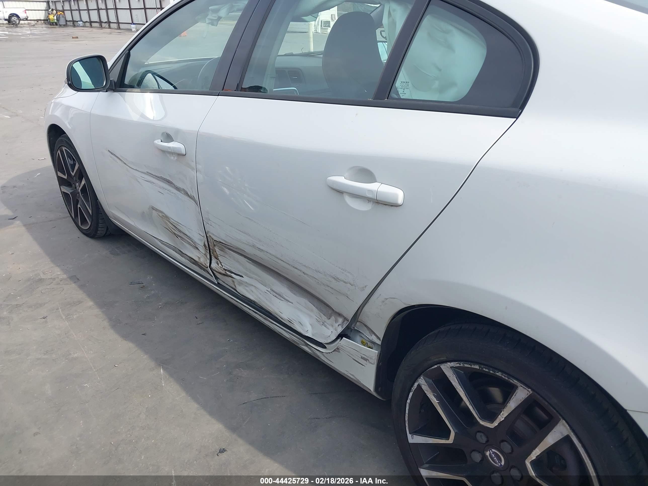 VOLVO S60 image 6