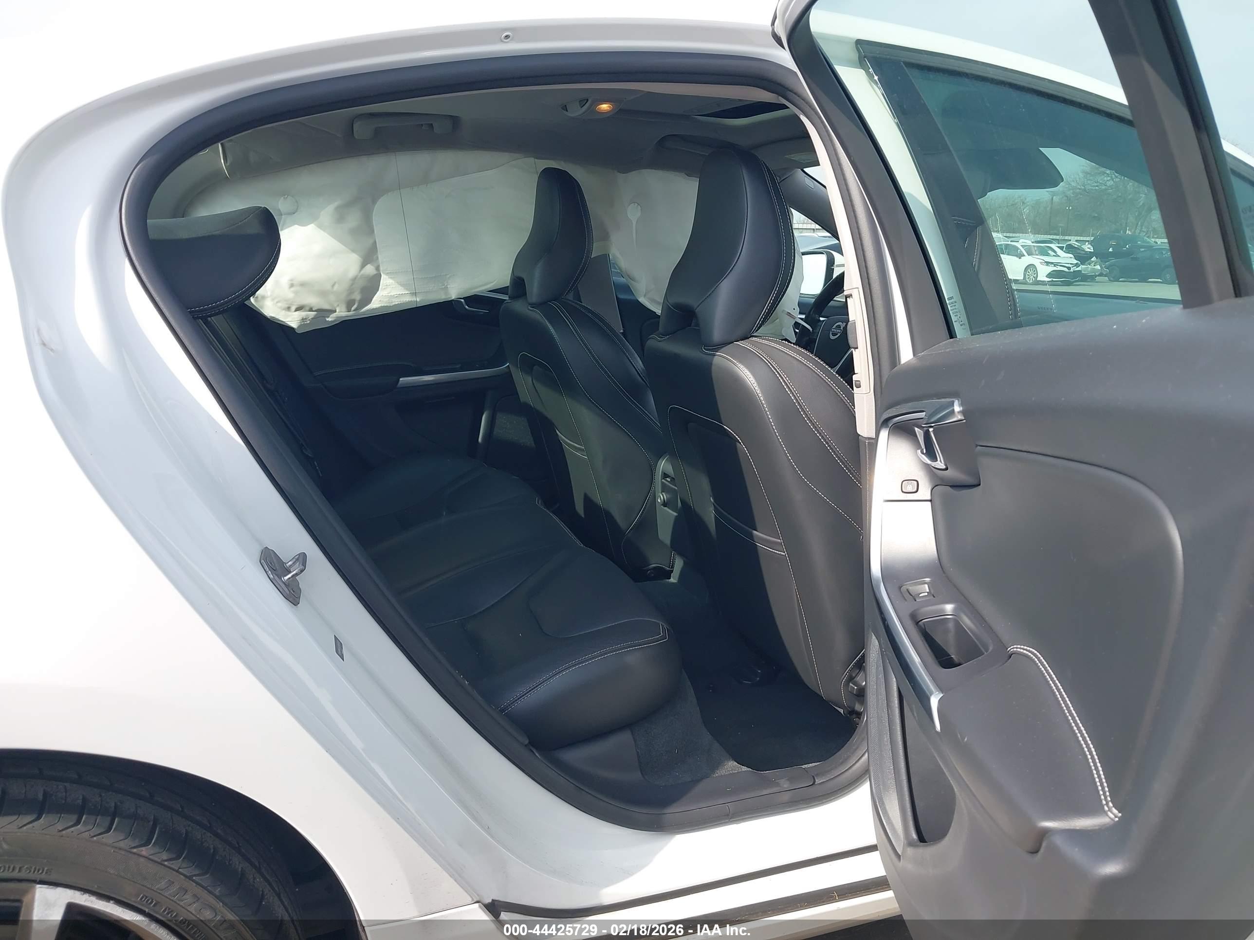VOLVO S60 image 8
