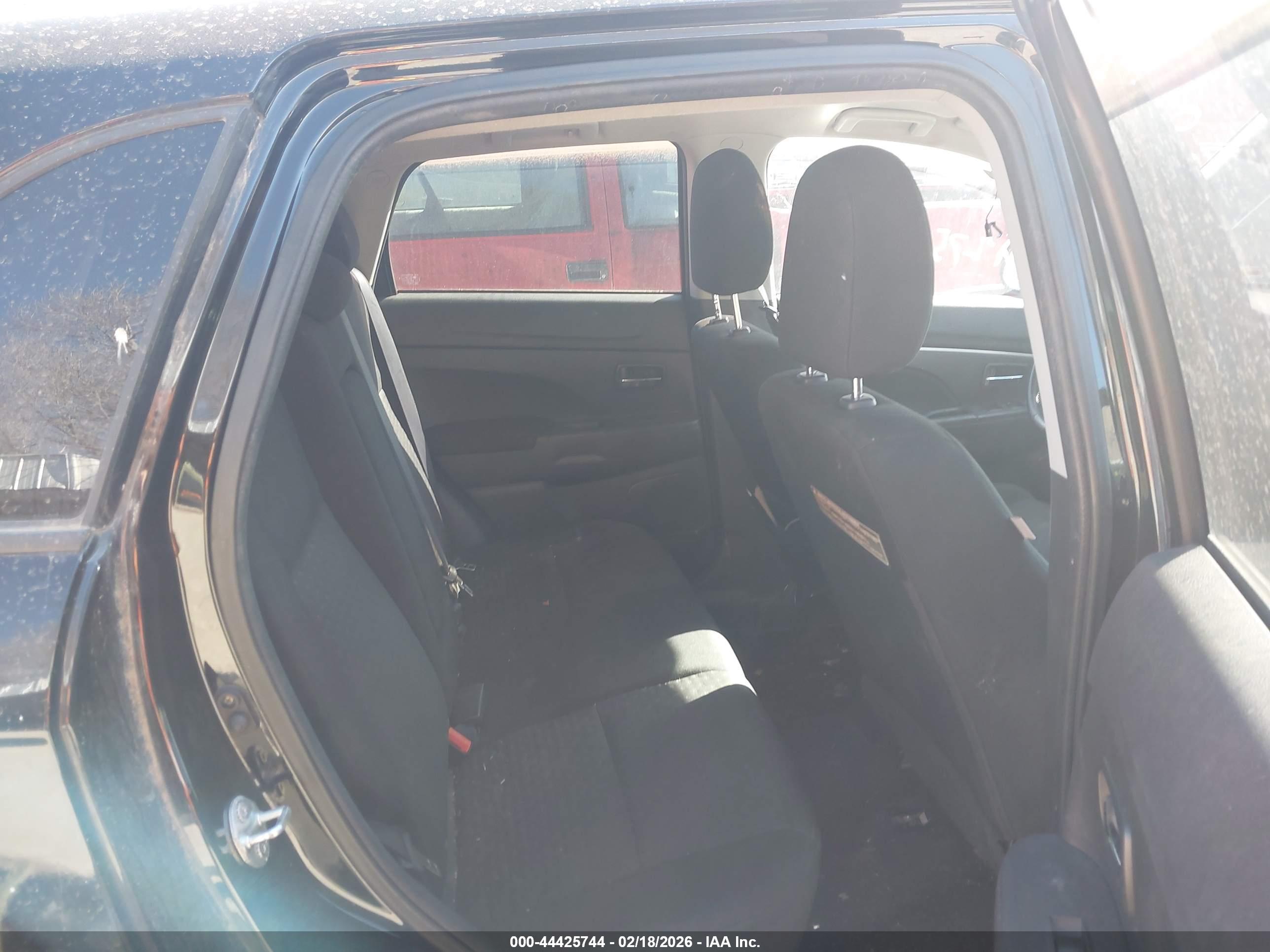MITSUBISHI OUTLANDER image 8