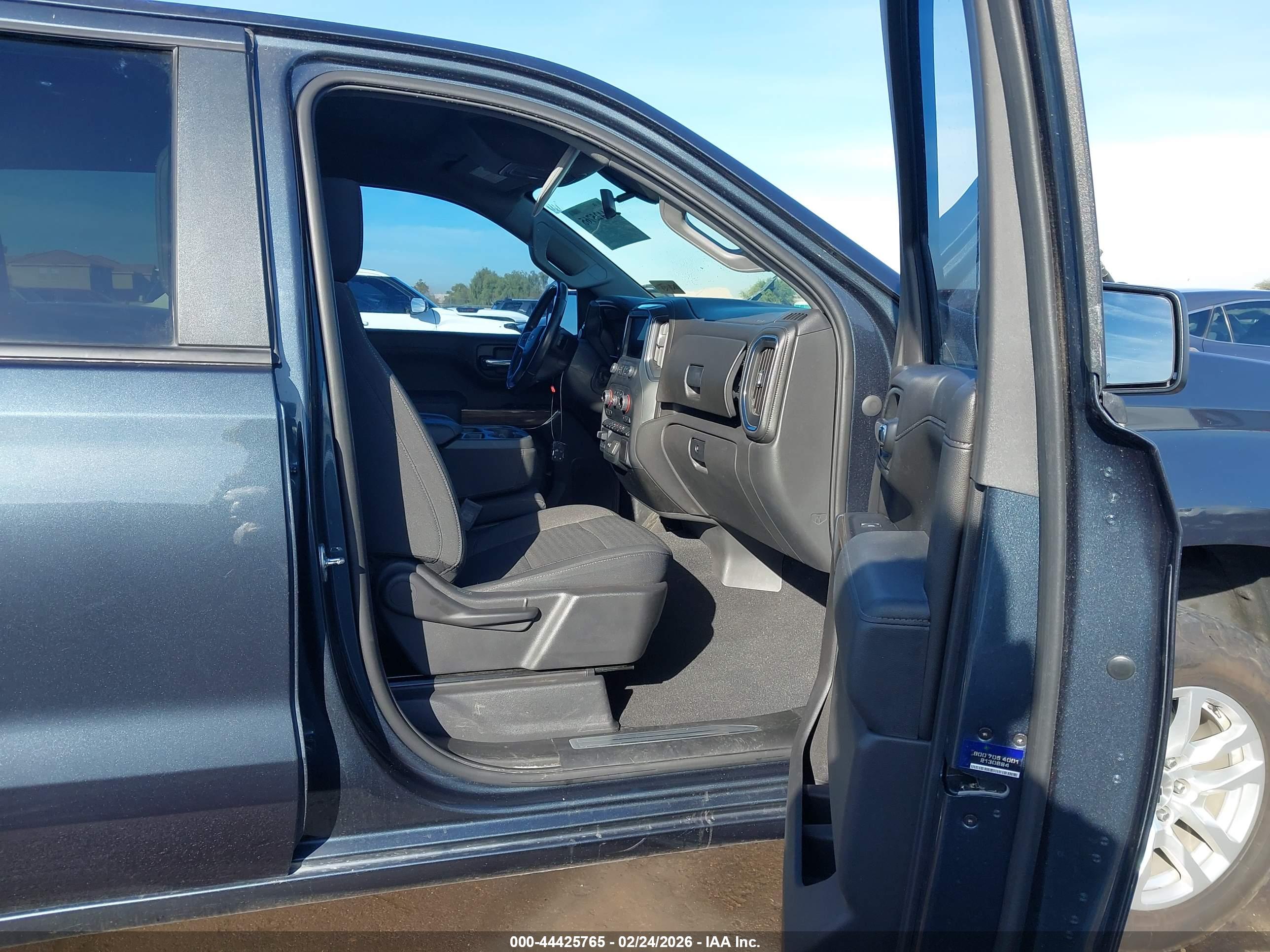 CHEVROLET SILVERADO image 5