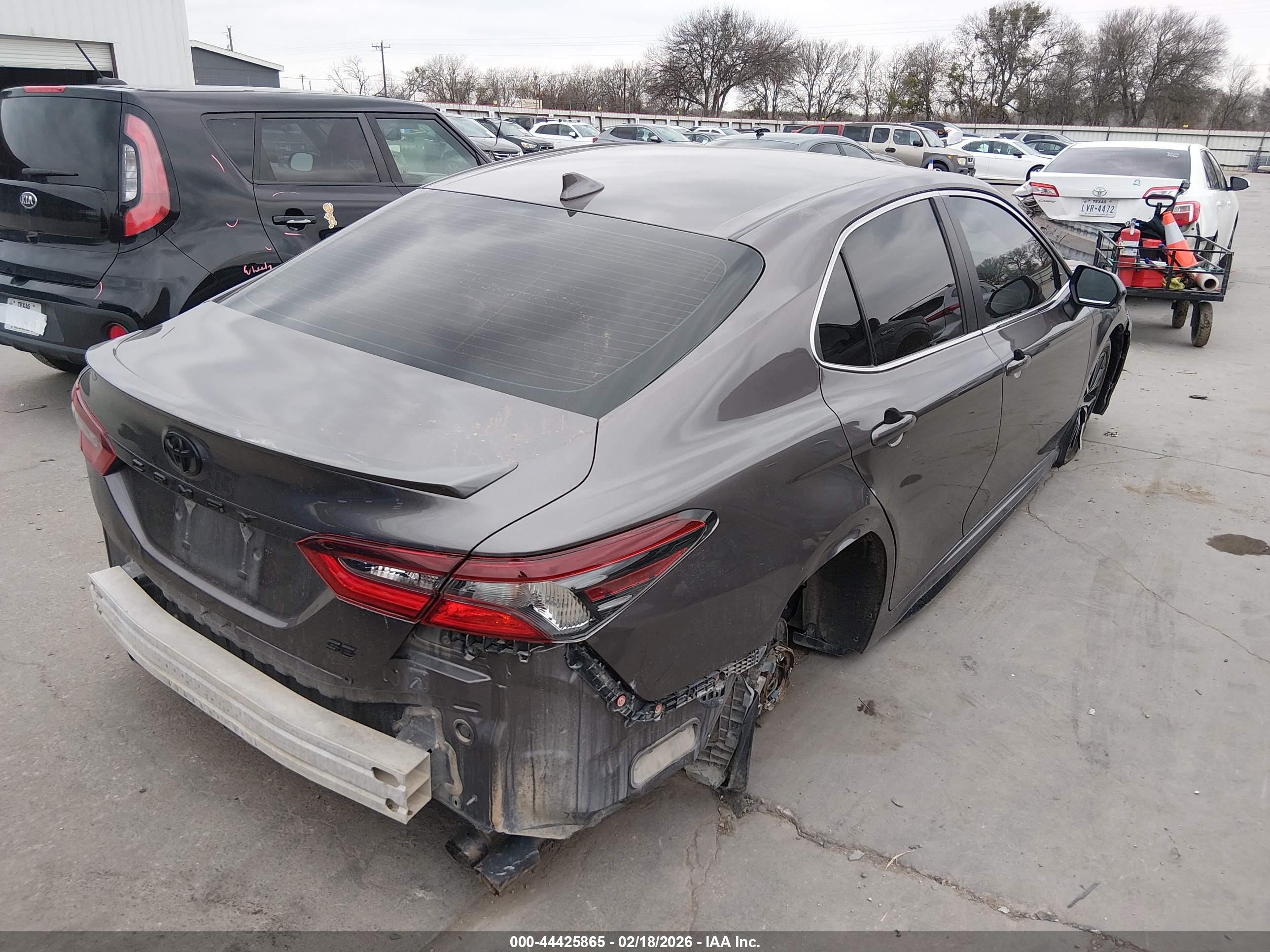 TOYOTA CAMRY image 4