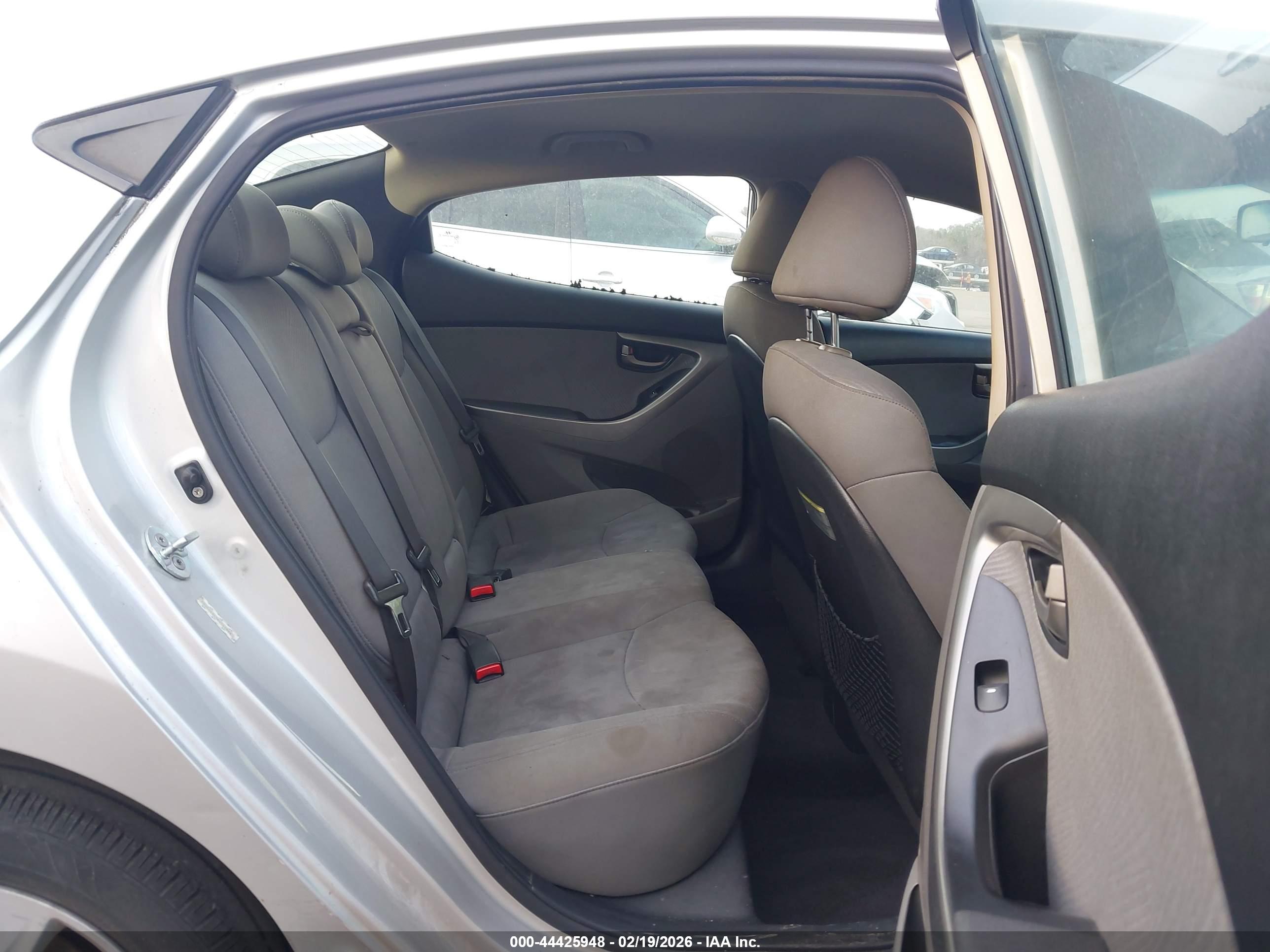 HYUNDAI ELANTRA image 8