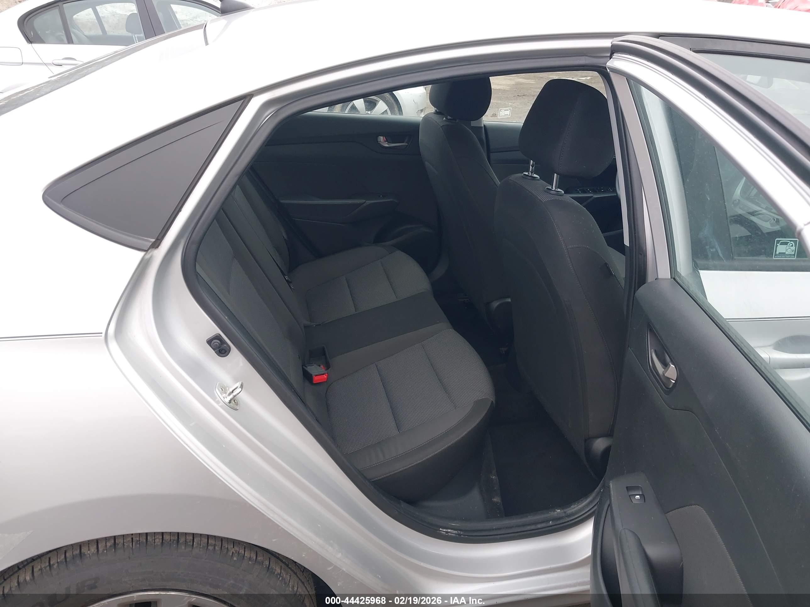 HYUNDAI ACCENT image 8