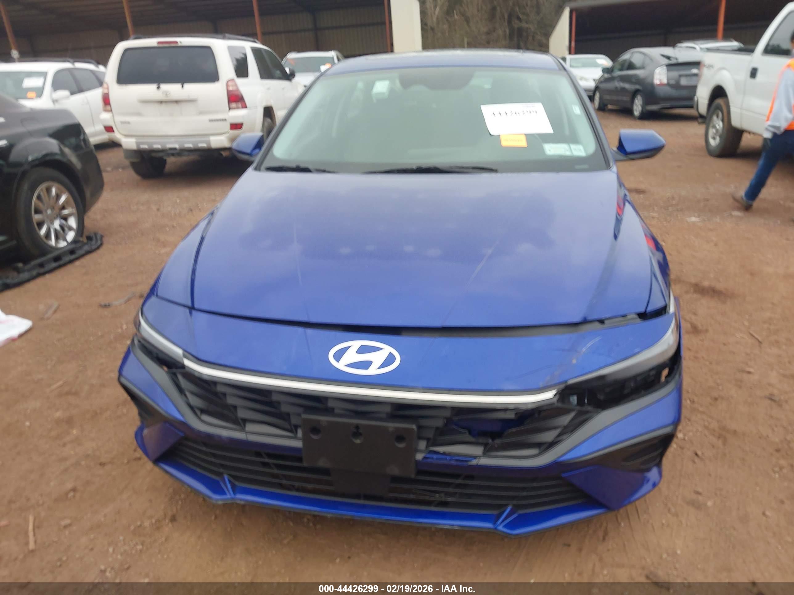 HYUNDAI ELANTRA image 6