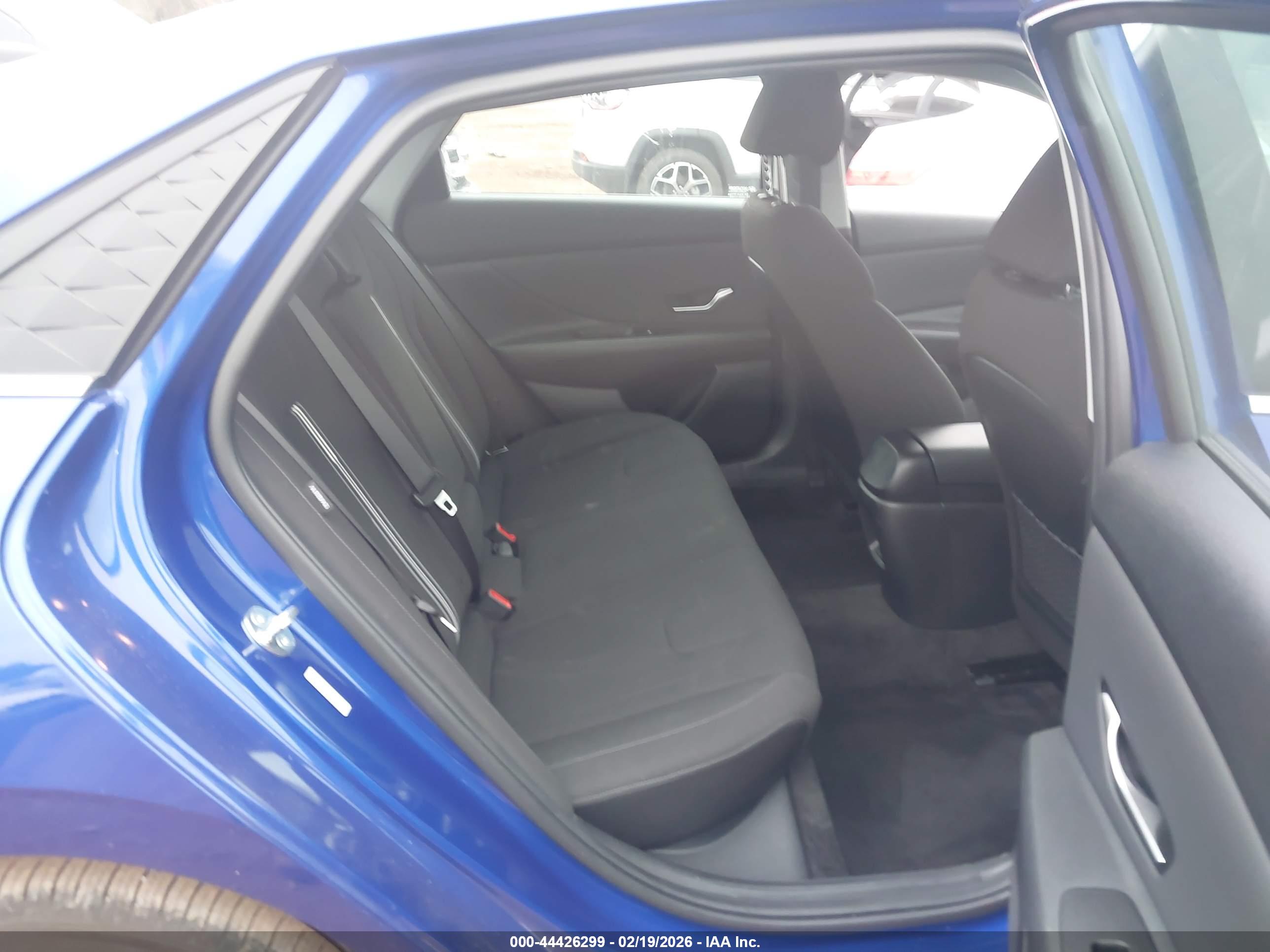 HYUNDAI ELANTRA image 8