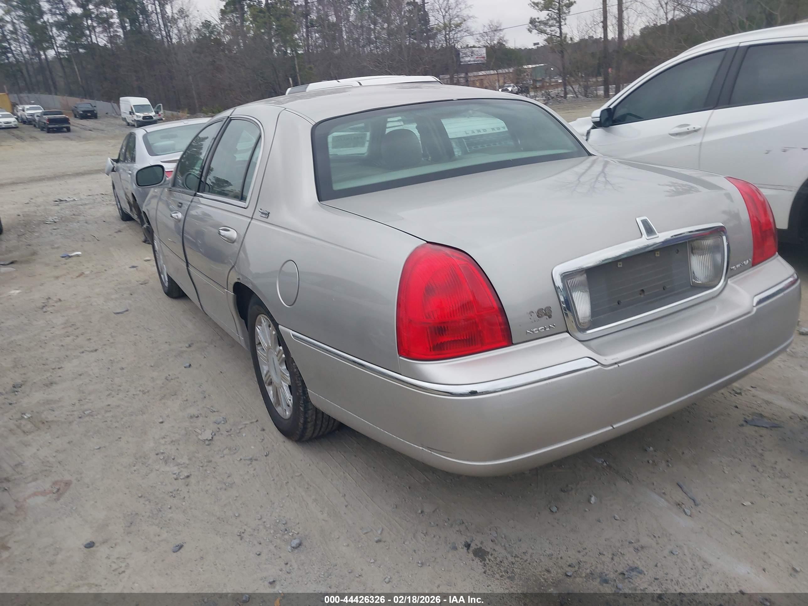 LINCOLN TOWN image 3
