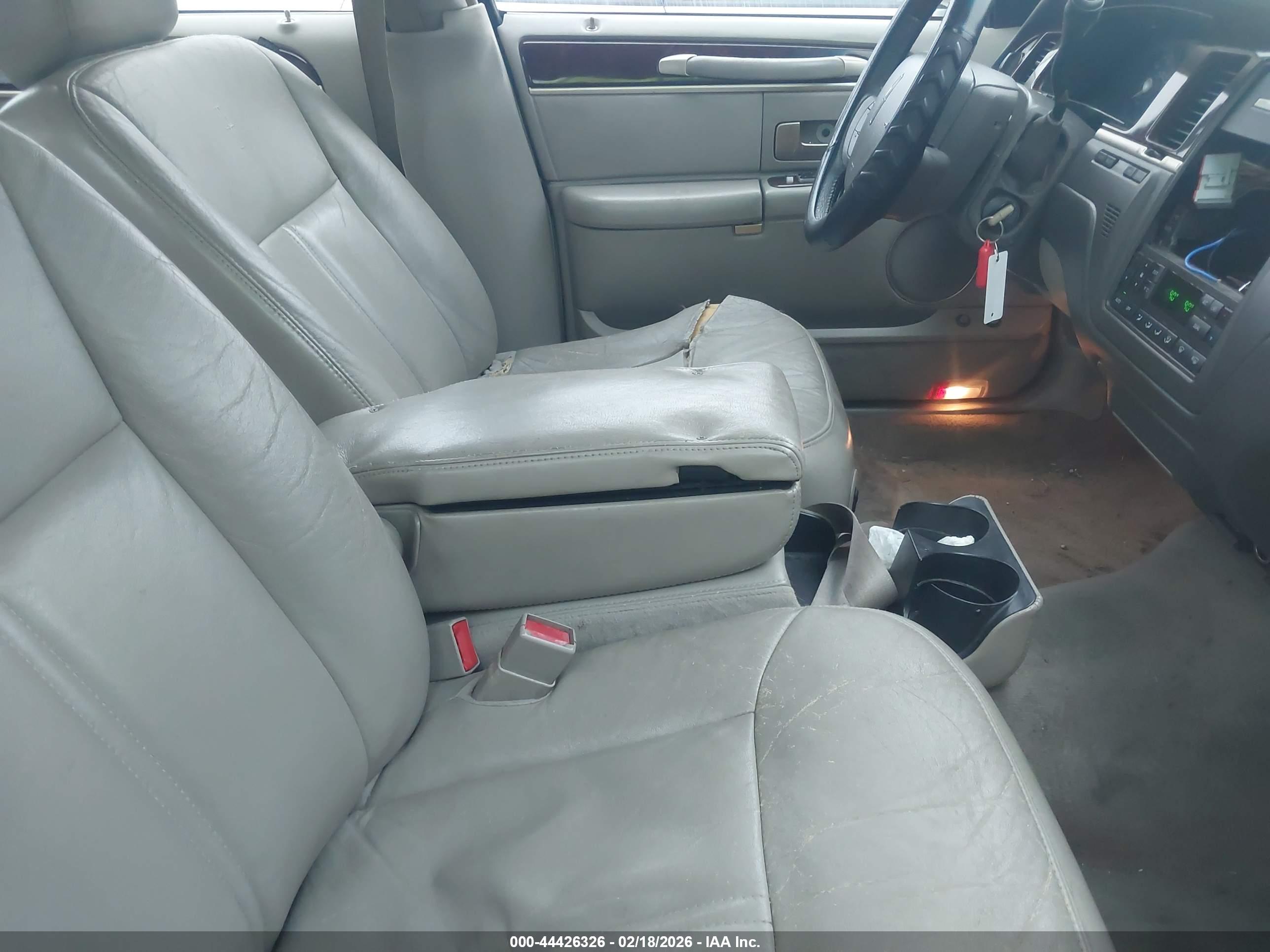 LINCOLN TOWN image 5