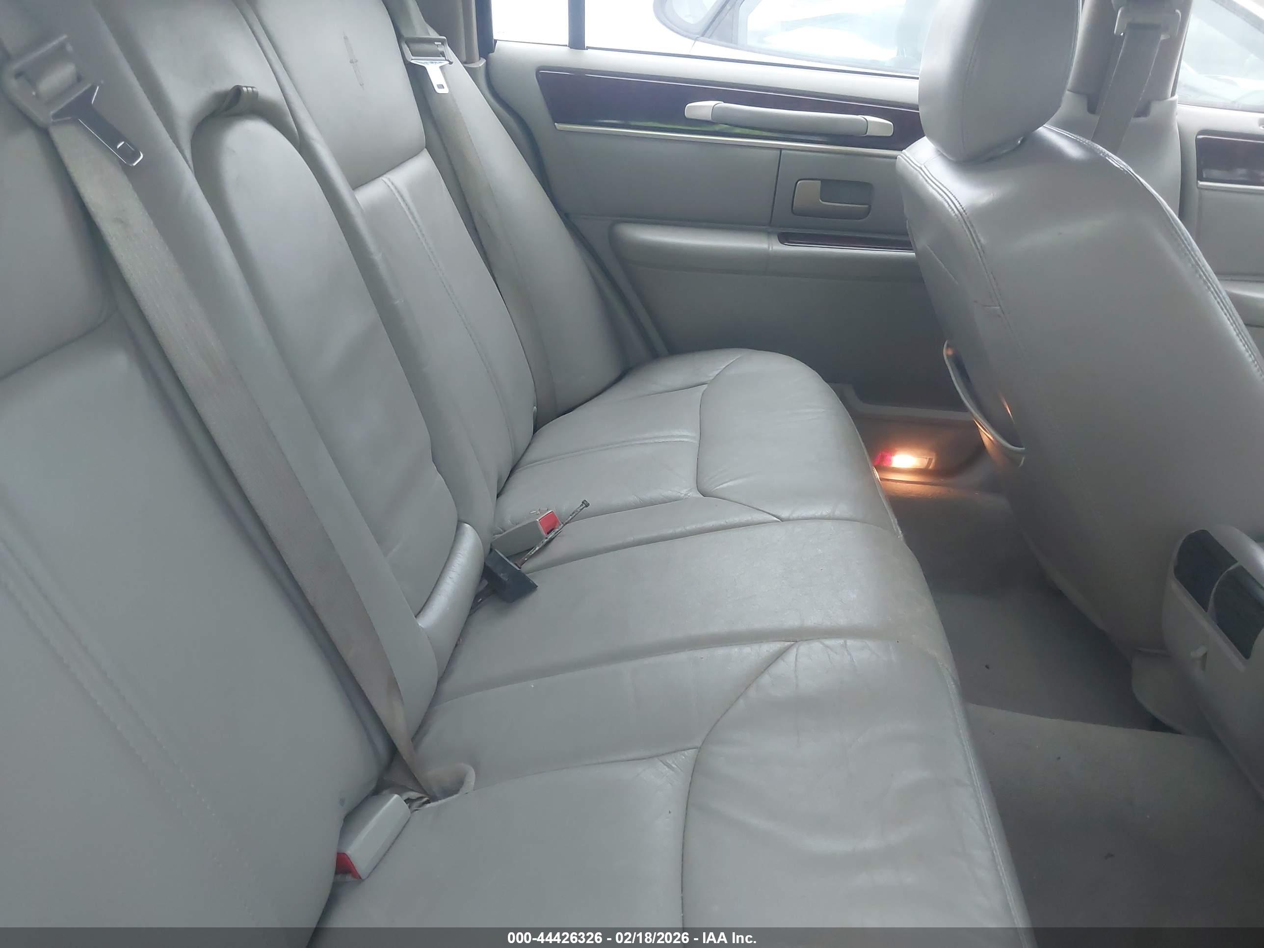 LINCOLN TOWN image 8
