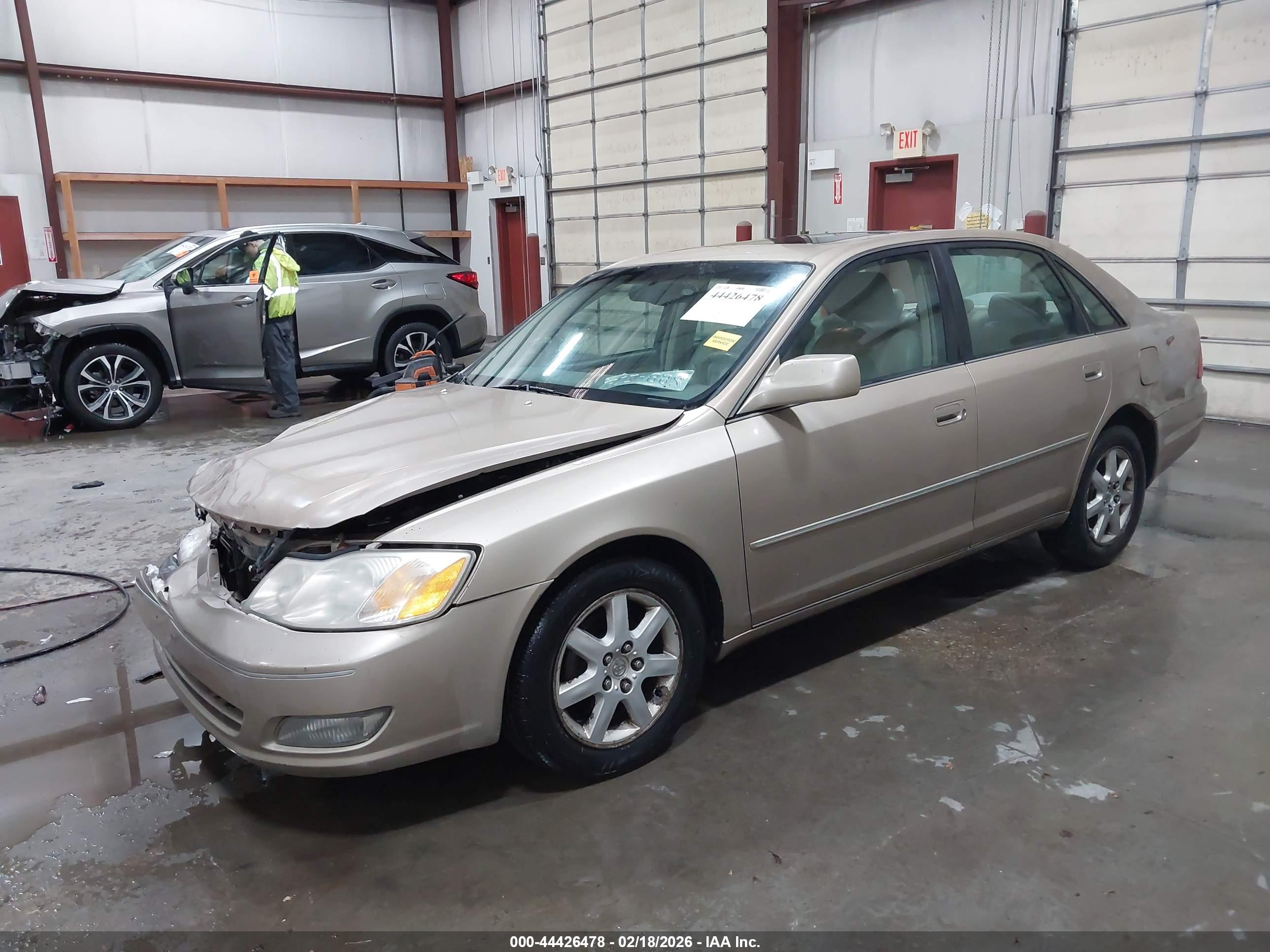 TOYOTA AVALON image 2