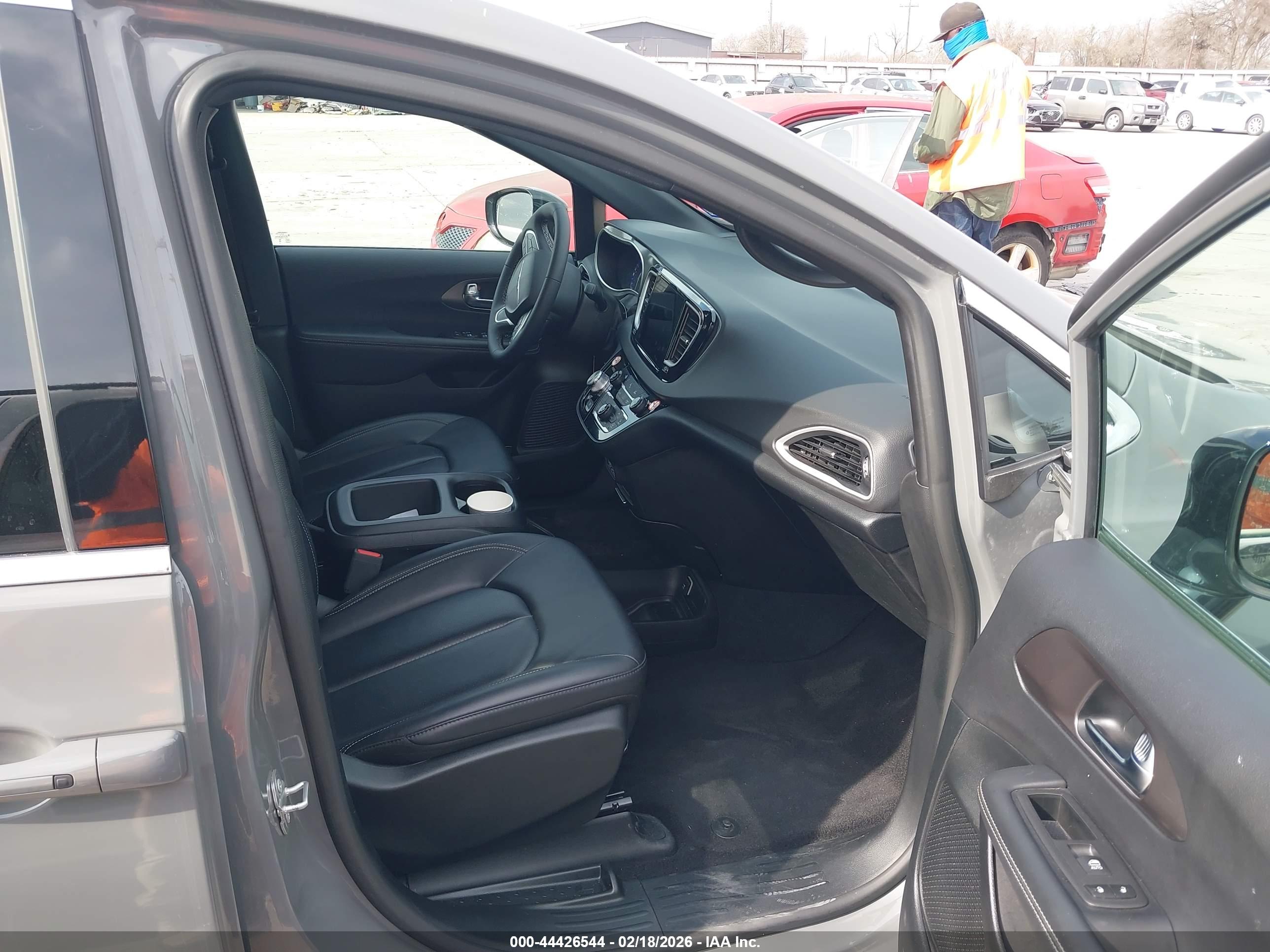 CHRYSLER PACIFICA image 5
