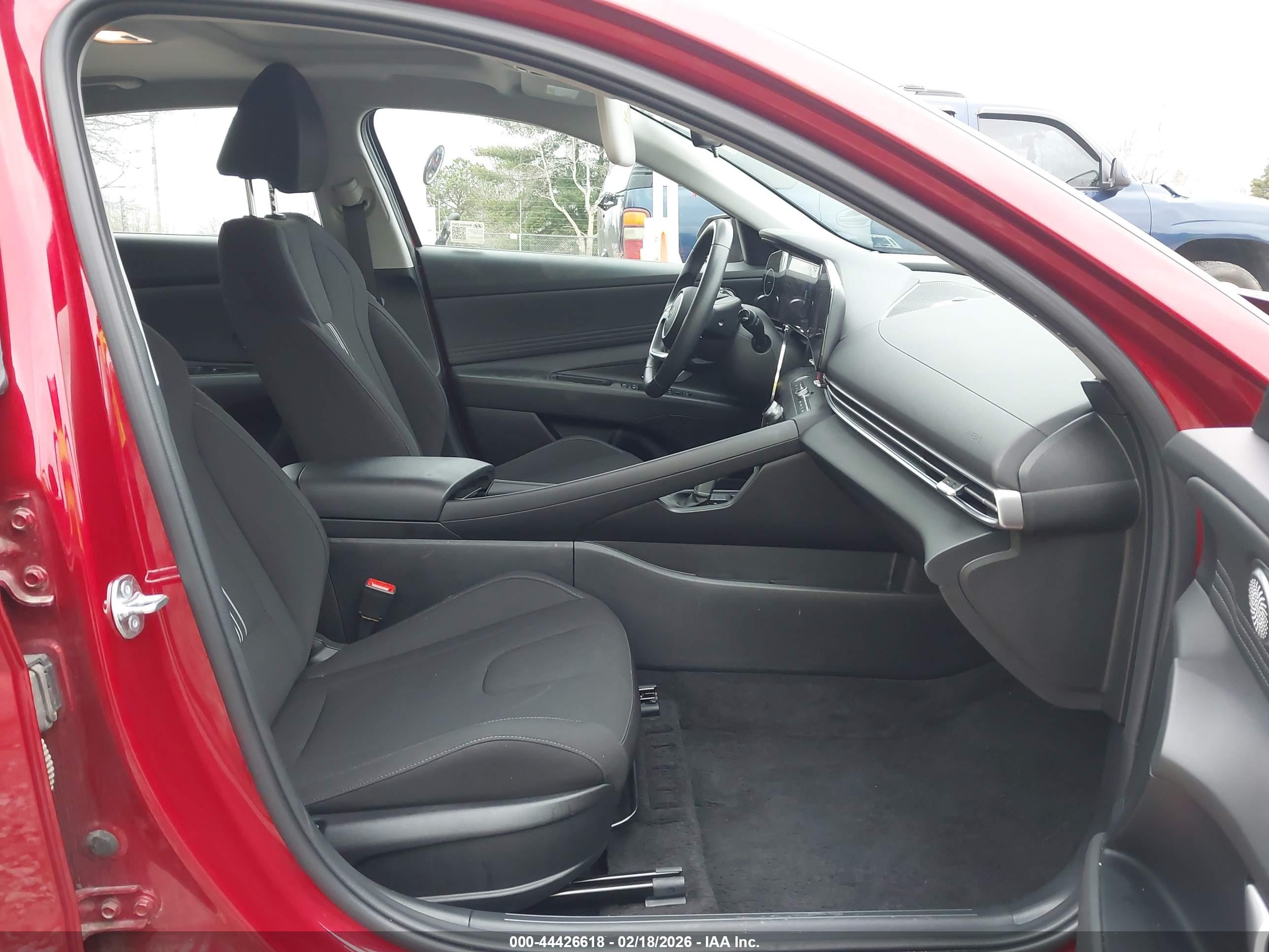 HYUNDAI ELANTRA image 5