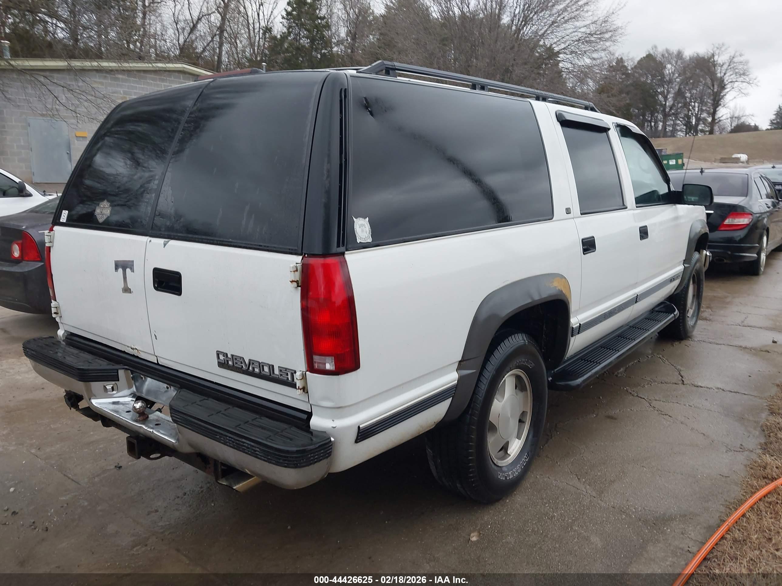 CHEVROLET SUBURBAN image 4