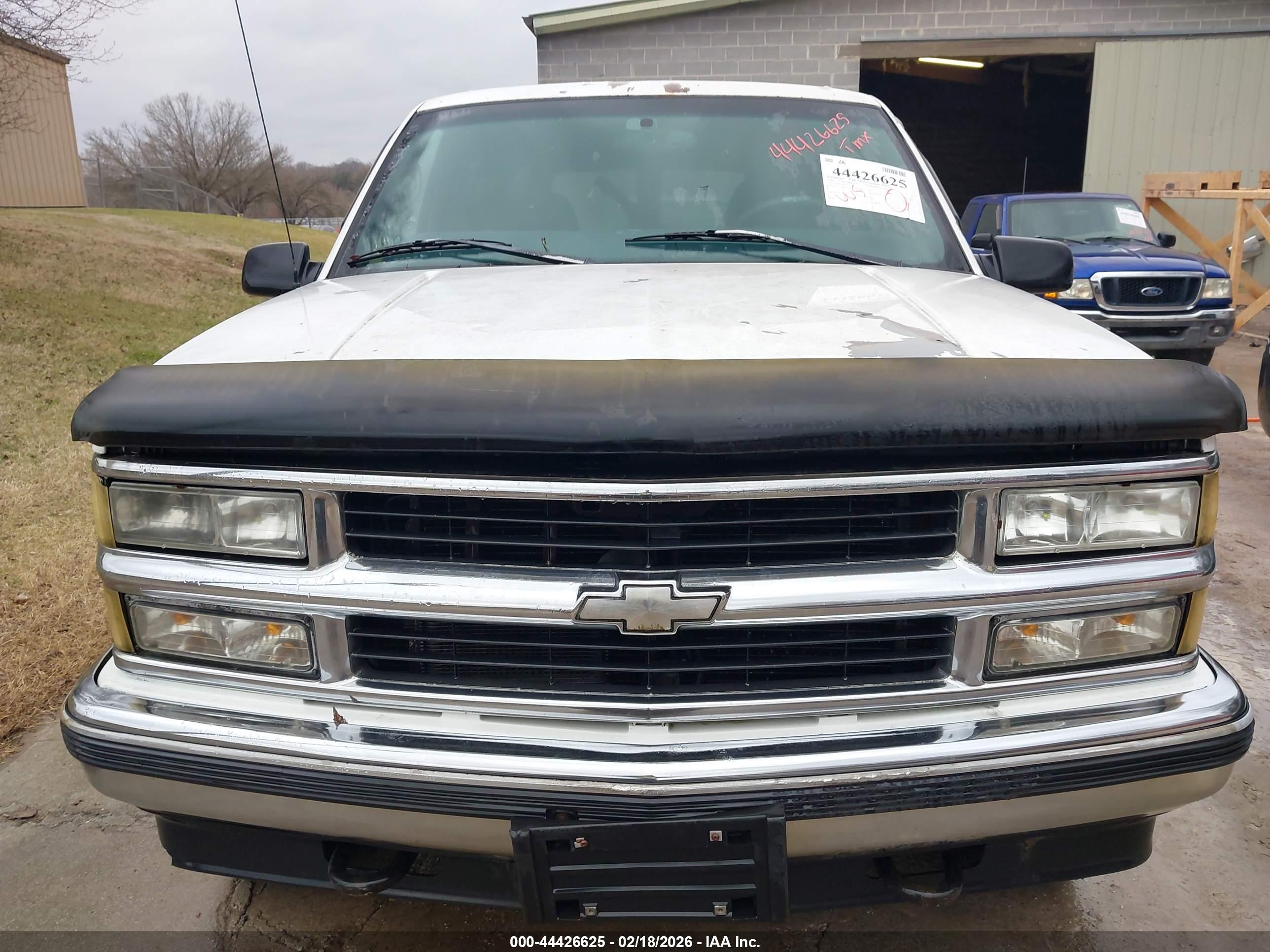 CHEVROLET SUBURBAN image 6