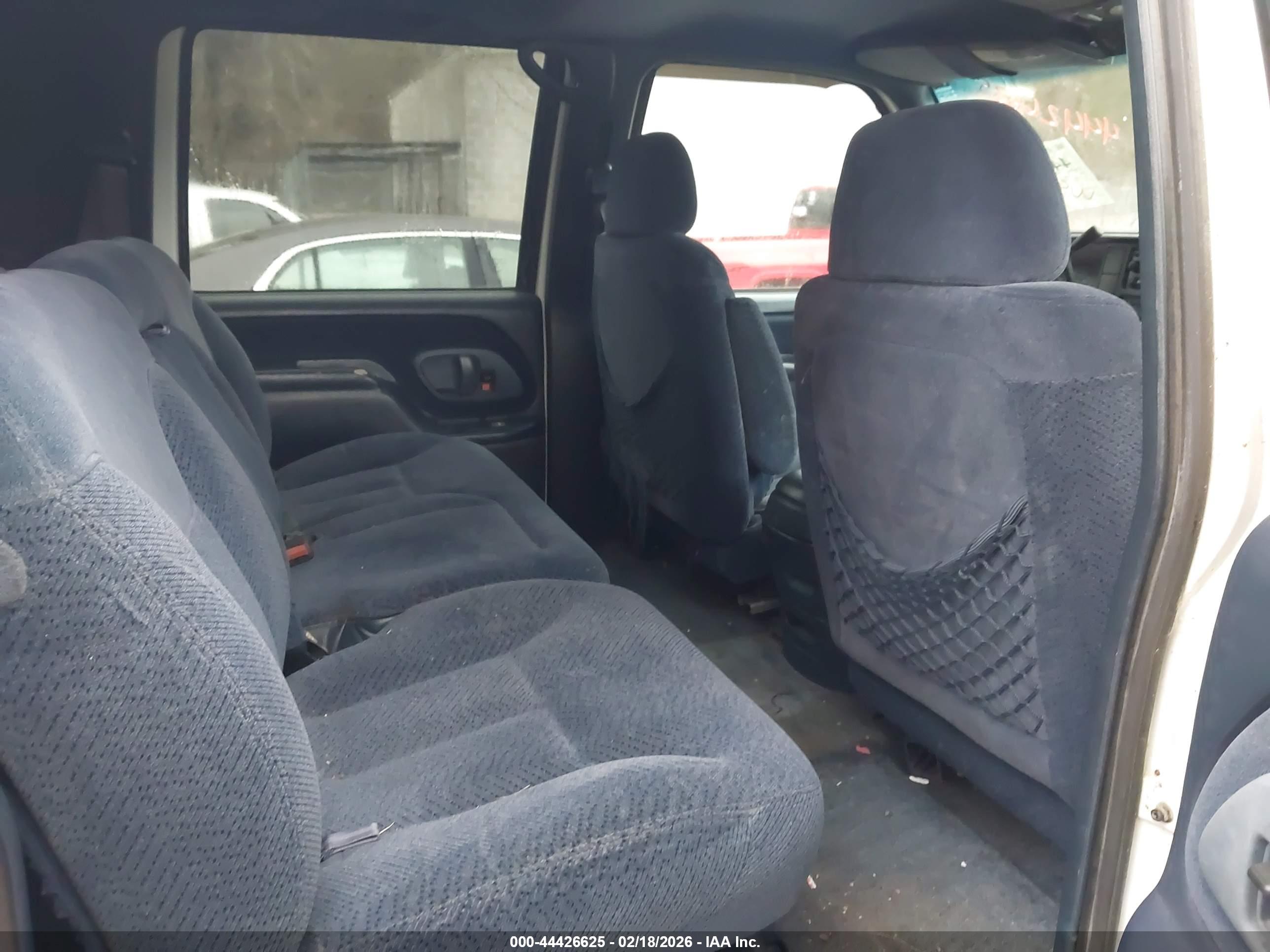 CHEVROLET SUBURBAN image 8